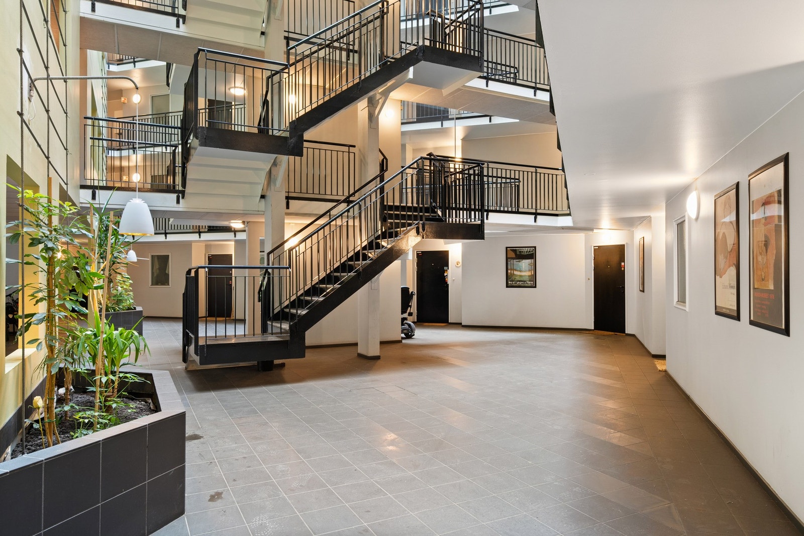 Arkitektonisk og spennende atrium. Galleribilde