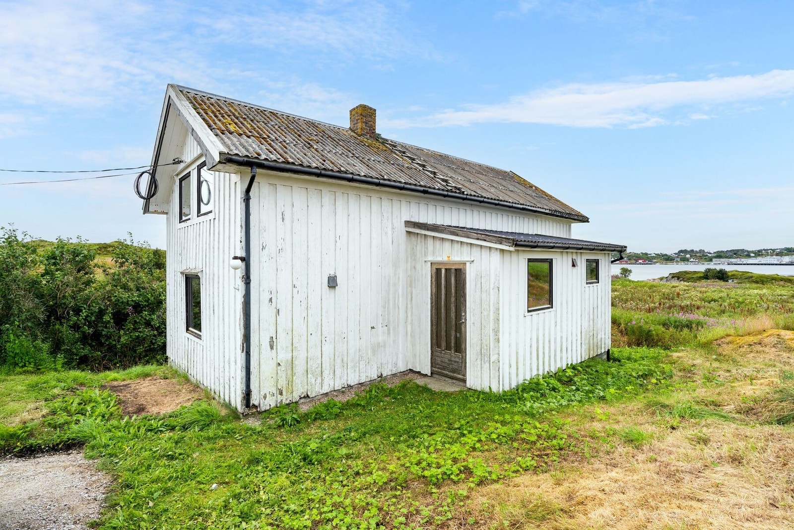Boligen ligger på Uttian med grense helt ned til sjøen Galleribilde