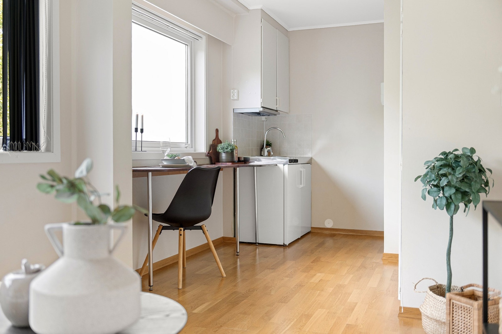 Fra stue/soverom mot kjøkken Galleribilde