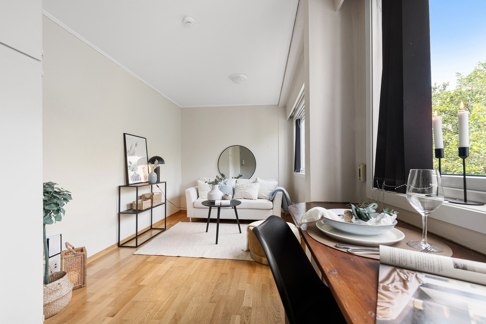 Praktisk fastmontert benk som kan benyttes som arbeidsplass eller spiseplass ved vindu i tilknytning til kjøkken Galleribilde