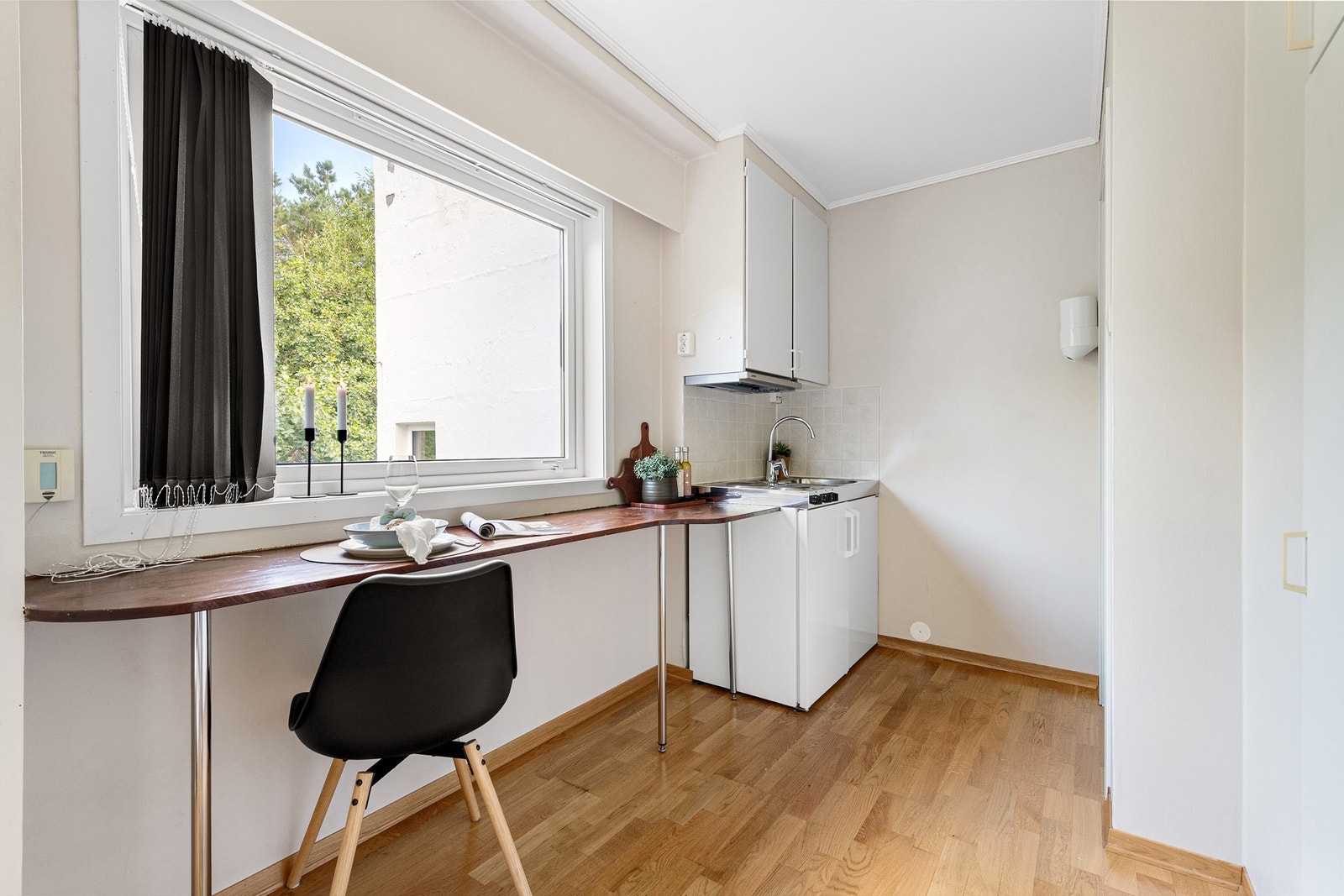 Praktisk fastmontert pult/spisebord ved vindu Galleribilde