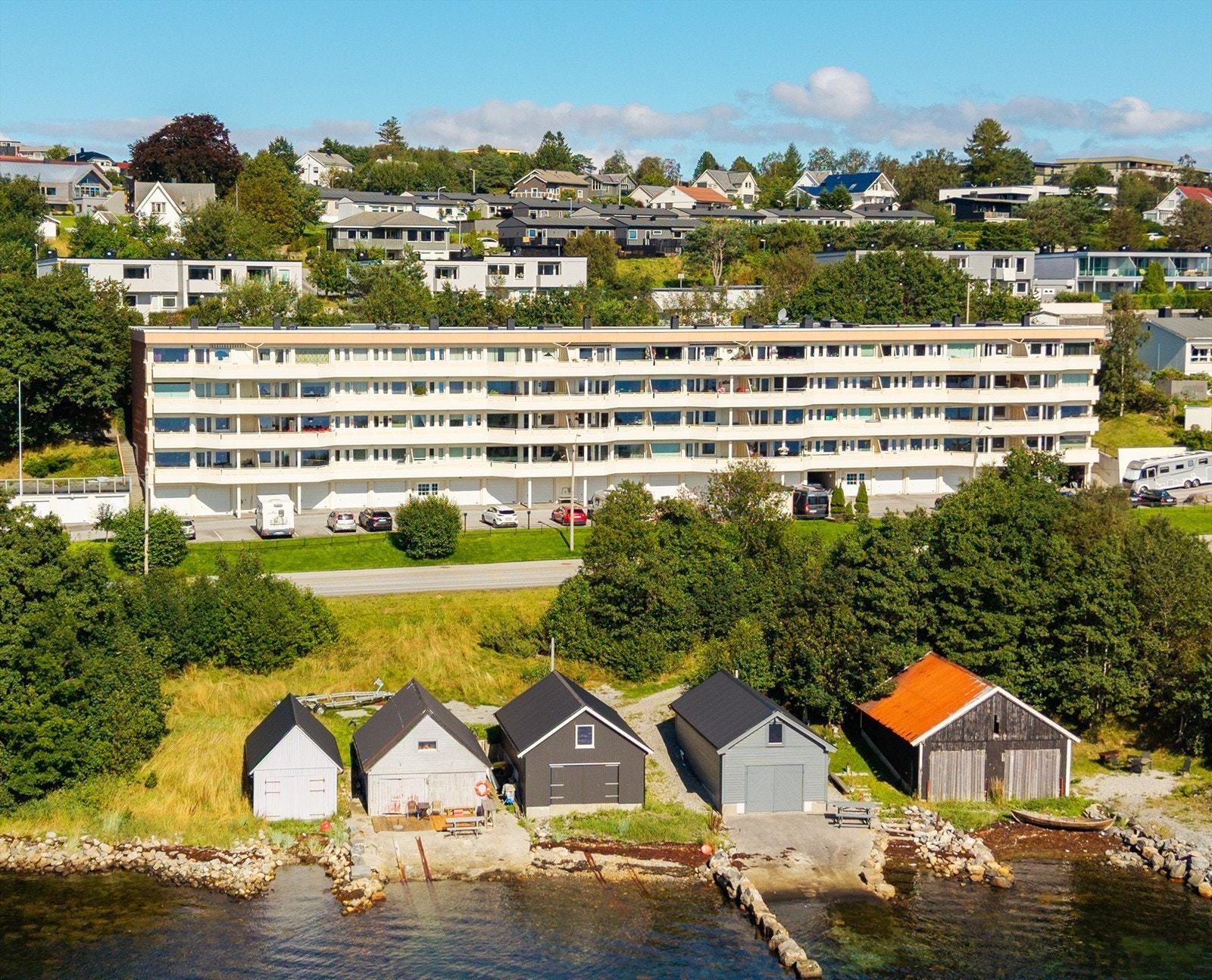 Dronebilde av blokkens om viser den sjønære beliggenheten Galleribilde