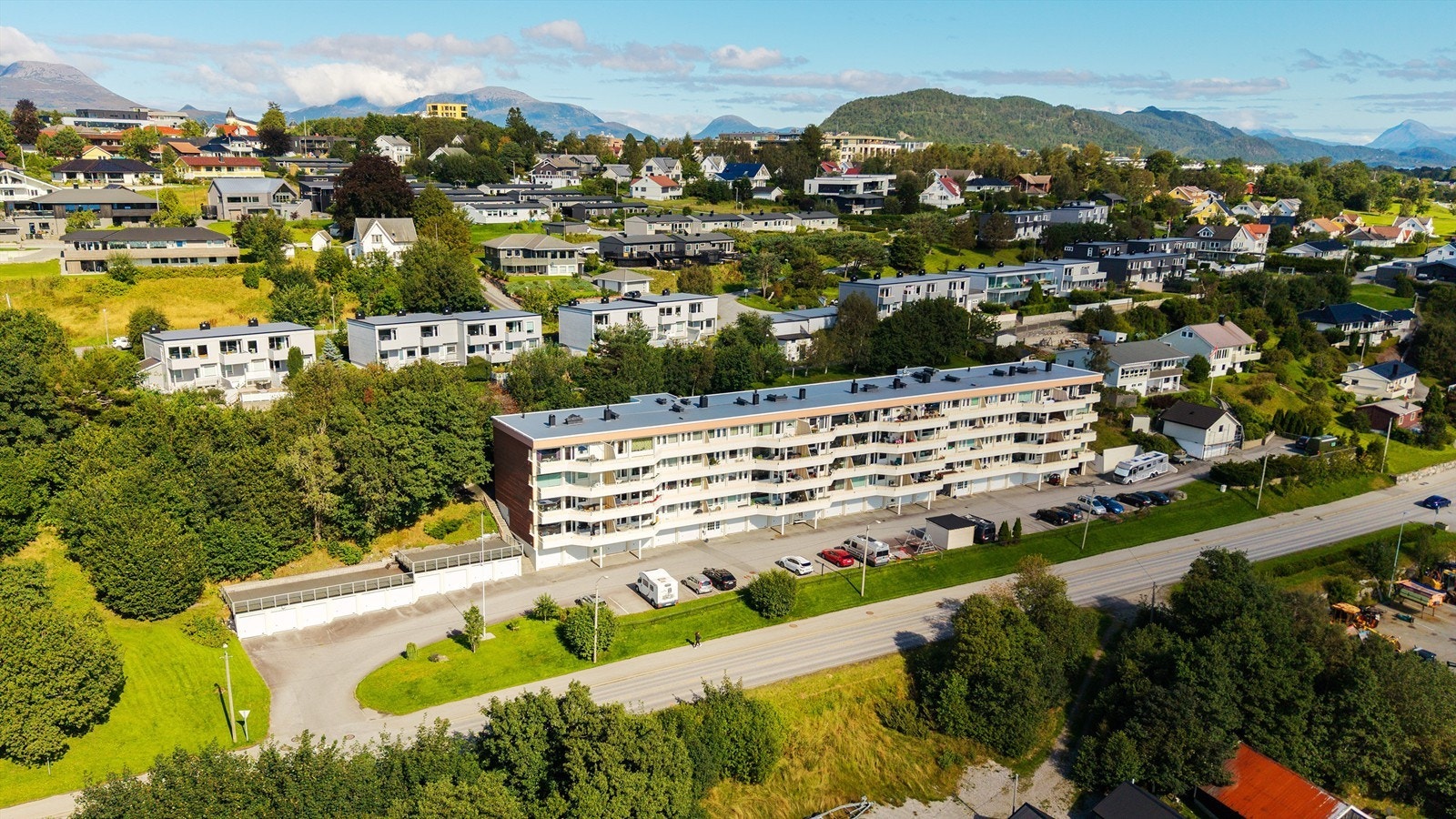 Dronebilde av boligblokken og nærområdet Galleribilde