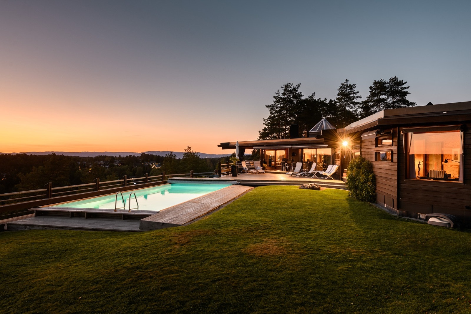 Stort tomt og svømmebasseng. Galleribilde