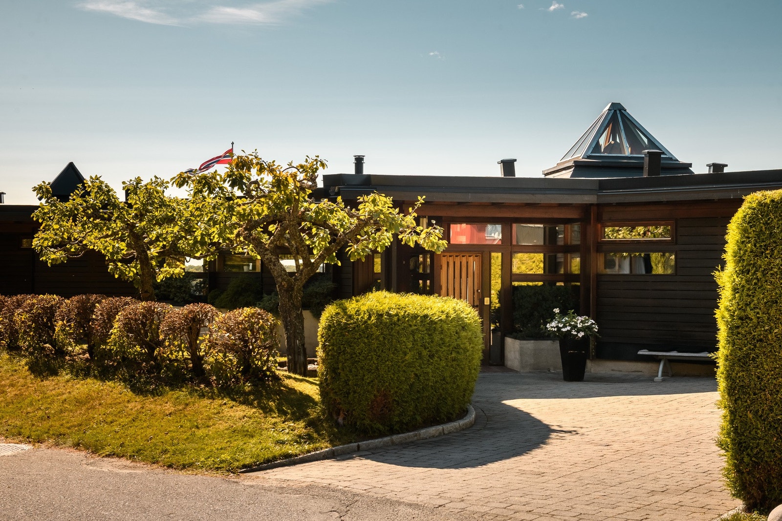 Representativ og fin adkomst til eiendommen. På gårdsplassen er det belegningsstein og tilhørende carport. Galleribilde