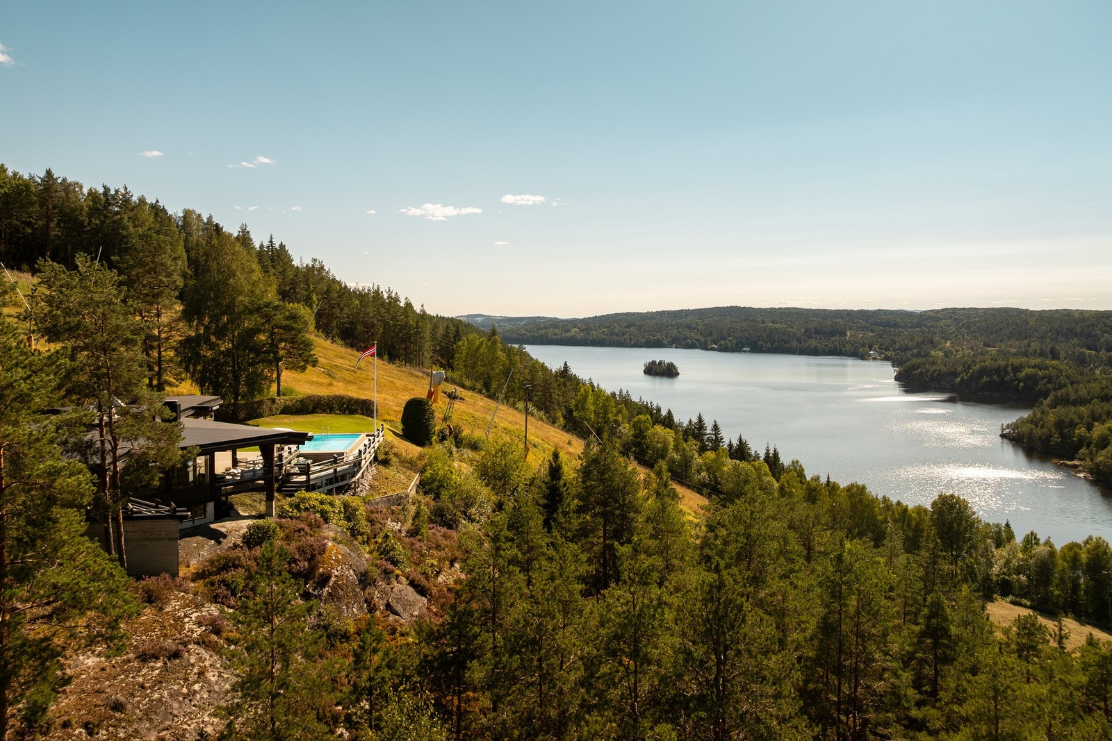 Meget skjermet og privat. Kort vei til både marka, sjøen og skibakken. Galleribilde