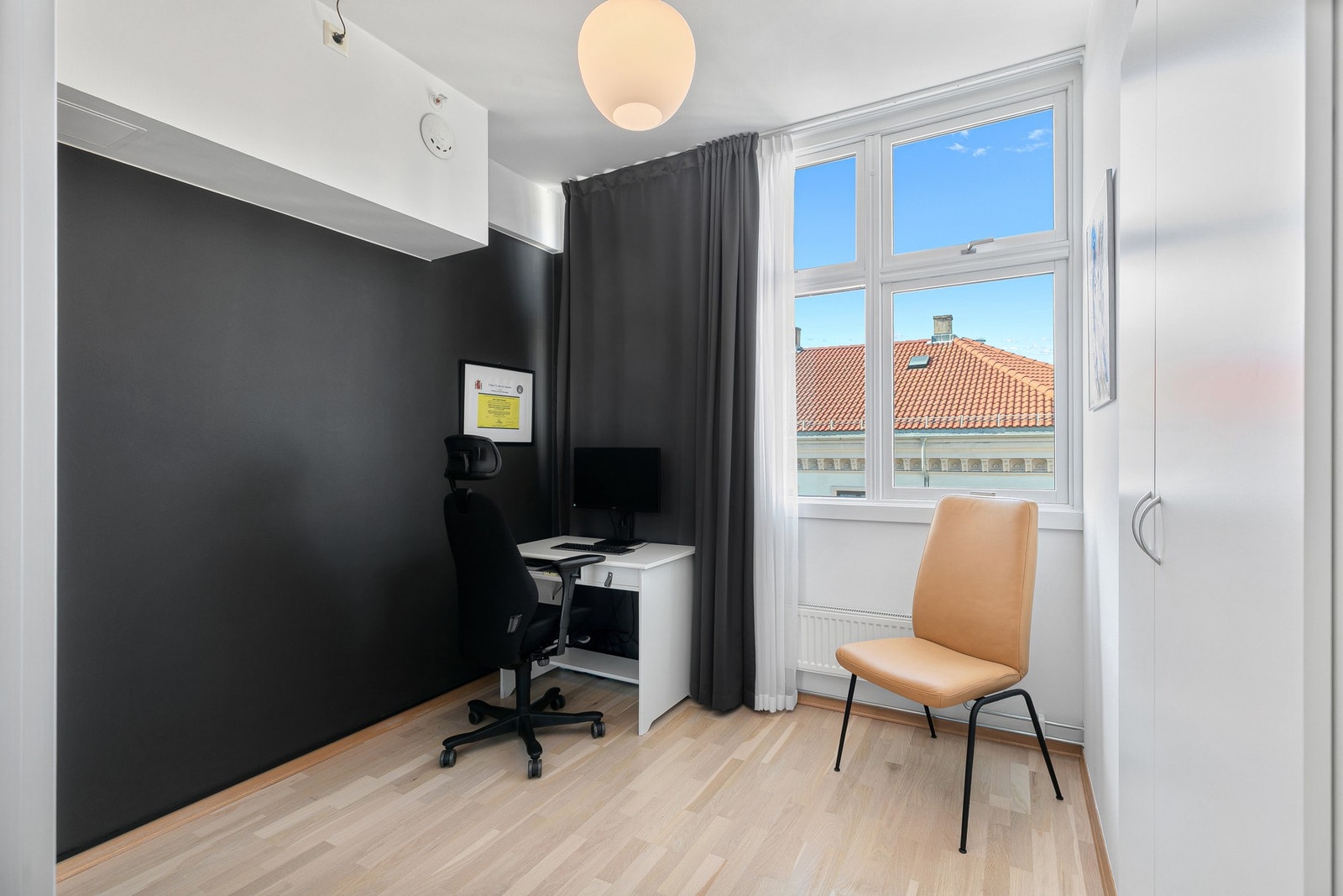 Soverom 2 med medfølgende garderobeskap. Galleribilde