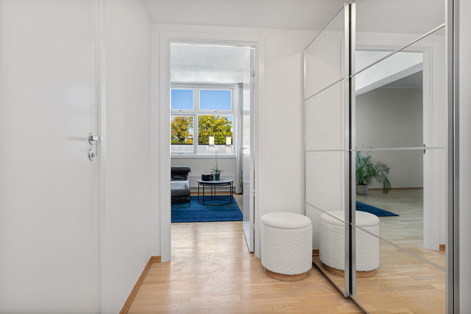 Entreen er akkurat passe stor også med medfølgende garderobeskap. Galleribilde