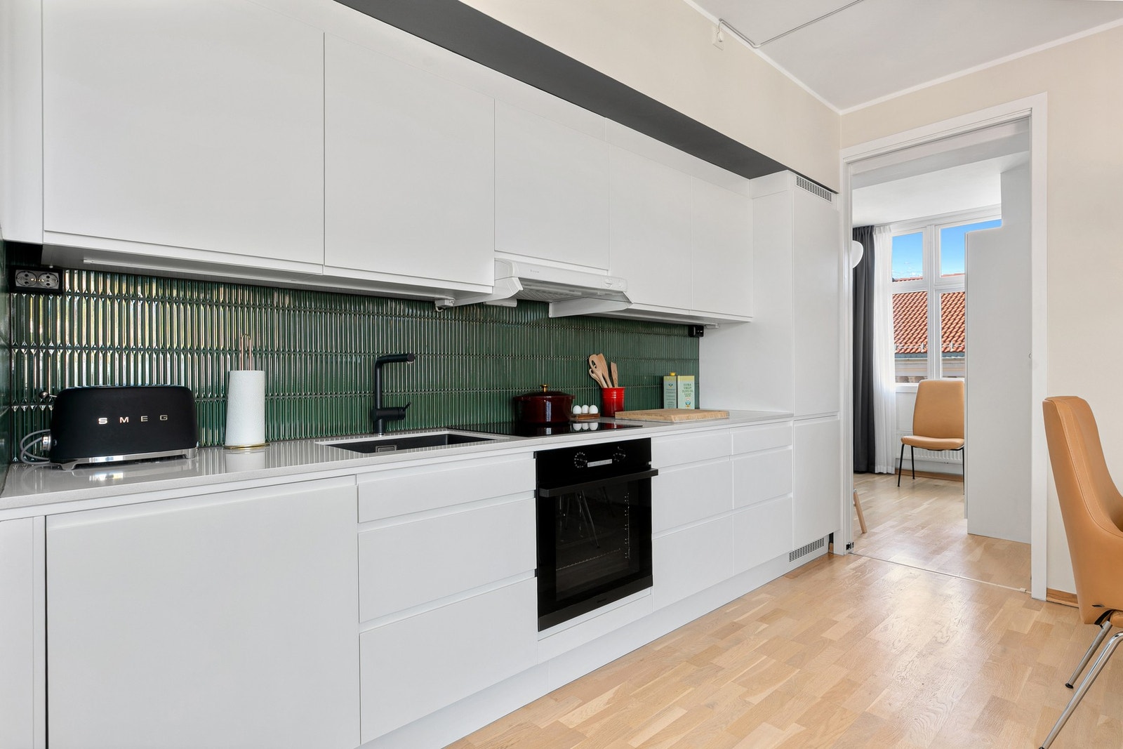 Innbydende og innholdsrikt kjøkken. Galleribilde