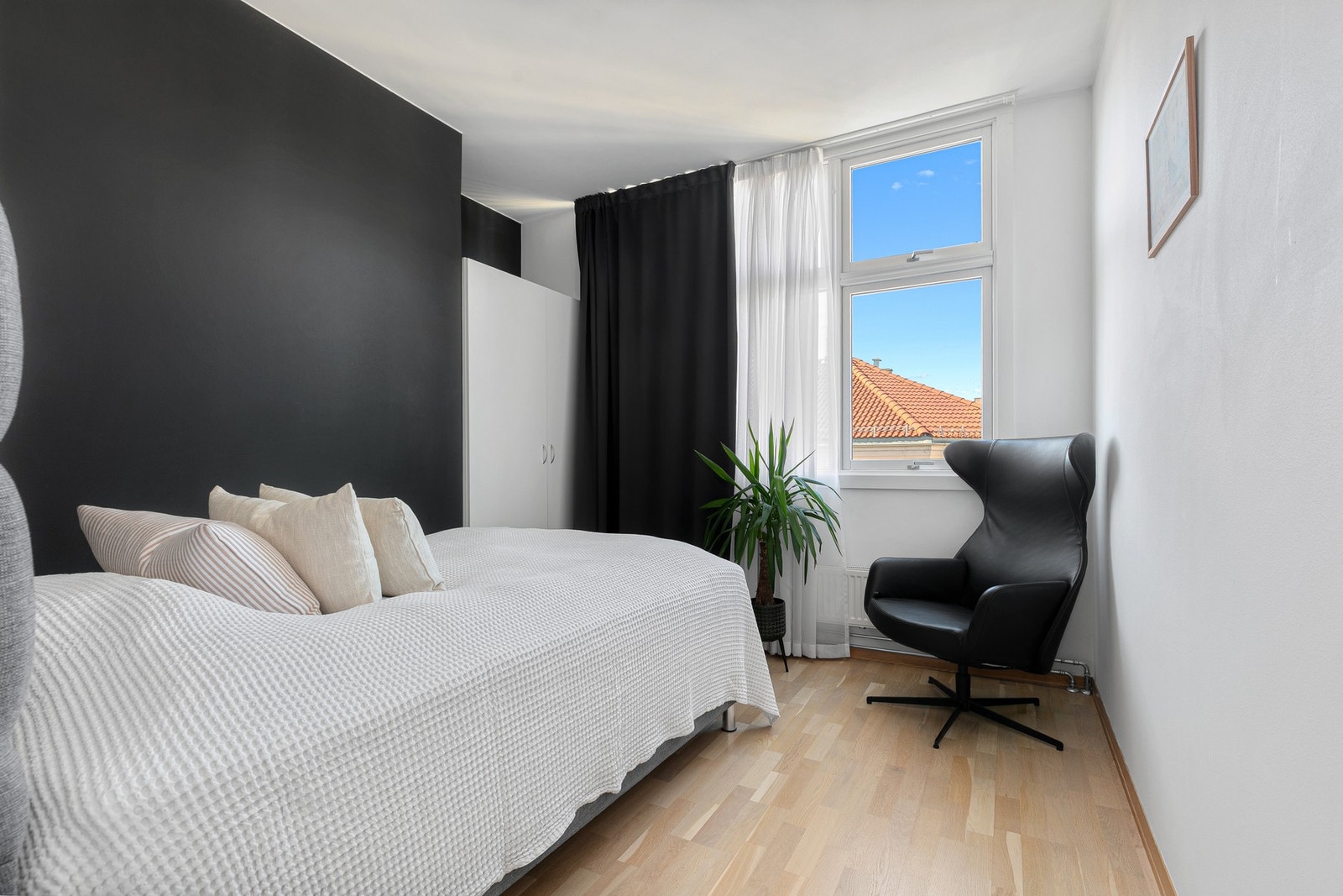 Soverom 1 med medfølgende garderobeskap. Galleribilde