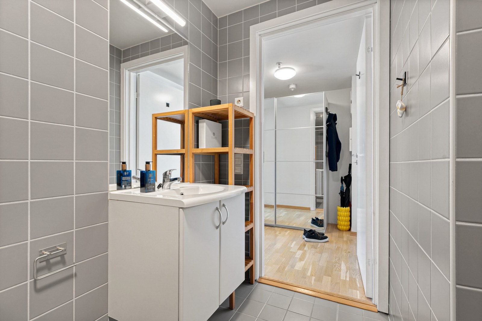 Moderne bad med fine fliser i gråtone. Galleribilde