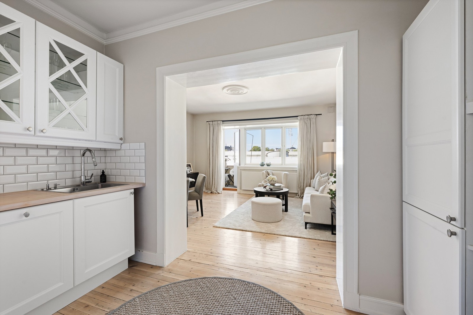 Den delvis åpne løsningen mot stuen skaper en sosial og luftig atmosfære - perfekt for både hverdagsliv og hyggelige sammenkomster. Galleribilde