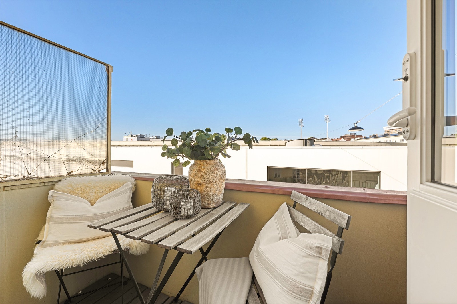 Fra stuen er det utgang til en koselig, vestvendt balkong på ca. 2 kvm bydende på gode solforhold fra 11:00-22:00. Galleribilde