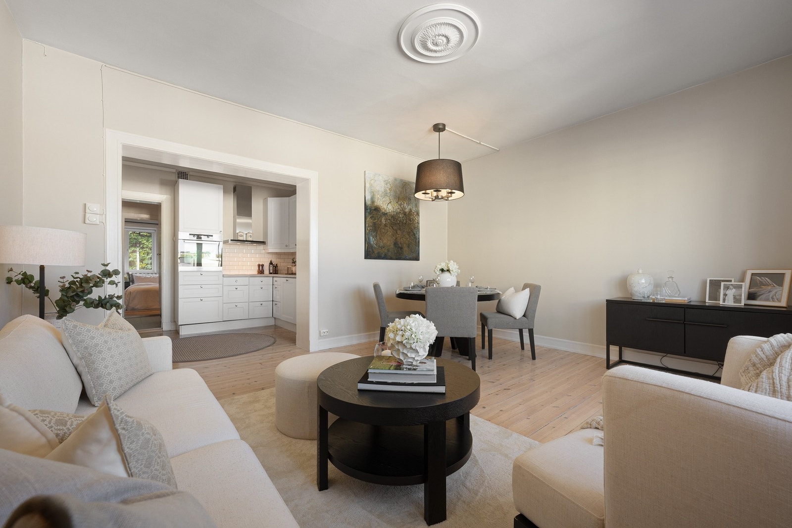 Stuen oppleves som svært romslig, lys og innbydende - et naturlig samlingspunkt i boligen. Galleribilde