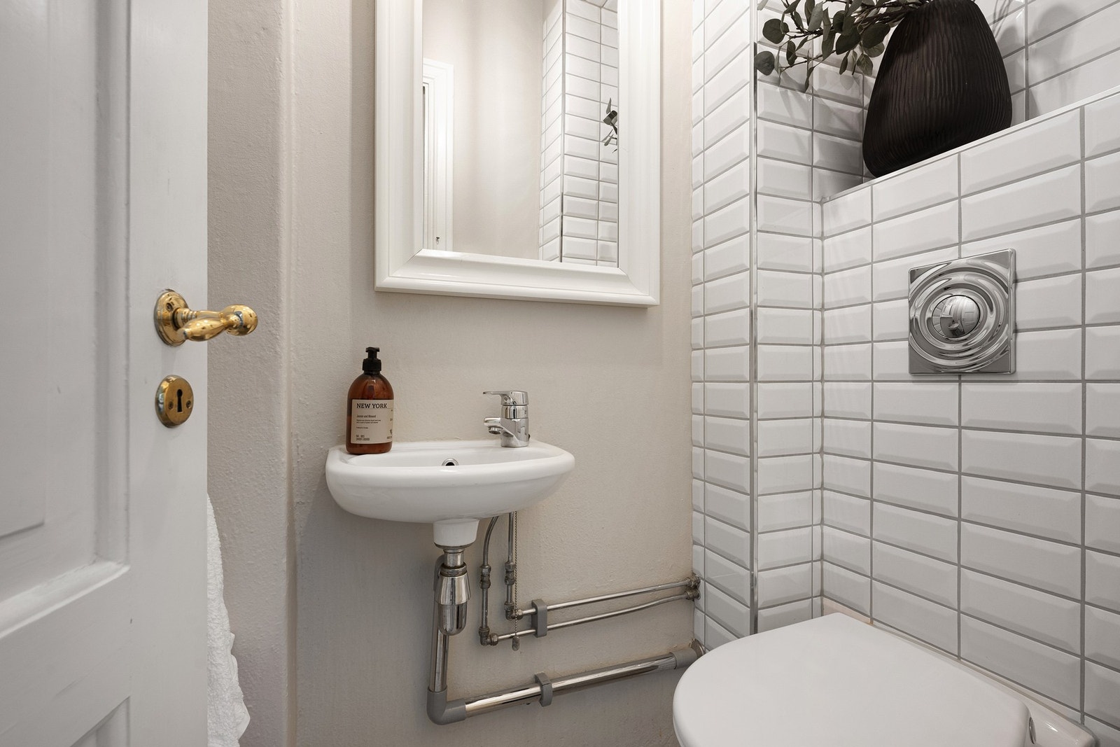 Gjennomført og funksjonelt toalettrom fra 2018 med god standard og praktisk plassering i entreen - ideelt for både beboere og gjester. Galleribilde