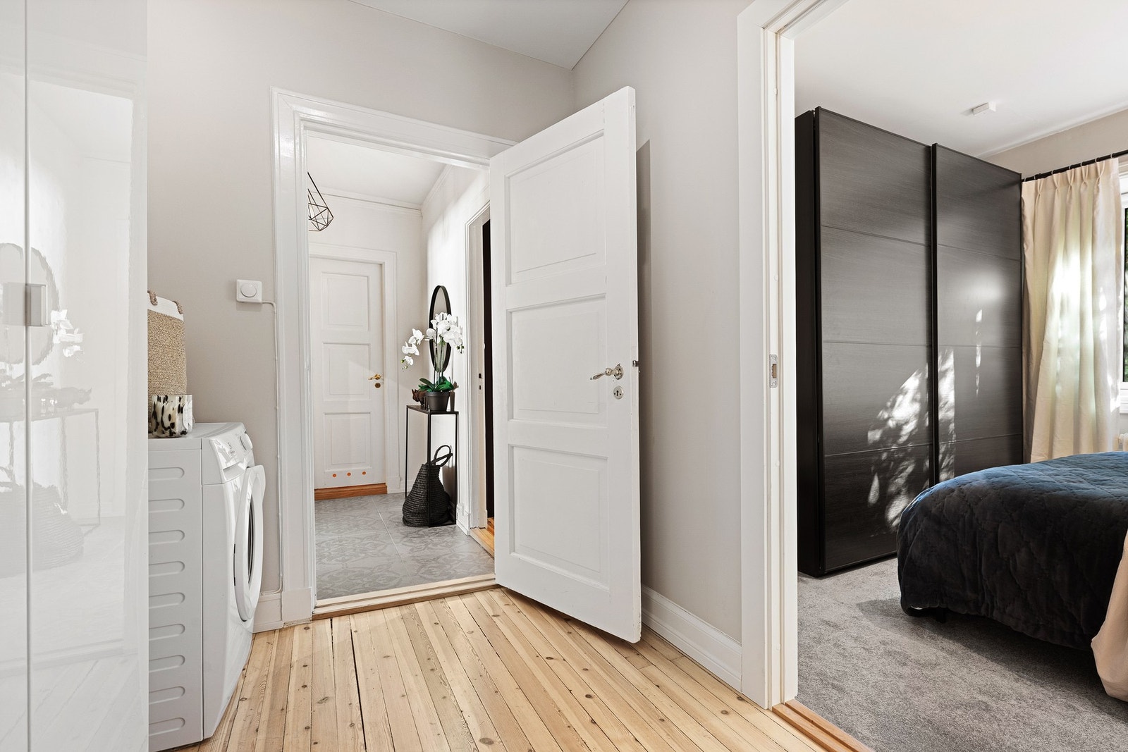 Leiligheten byr på en praktisk gang med opplegg for vaskemaskin. Galleribilde