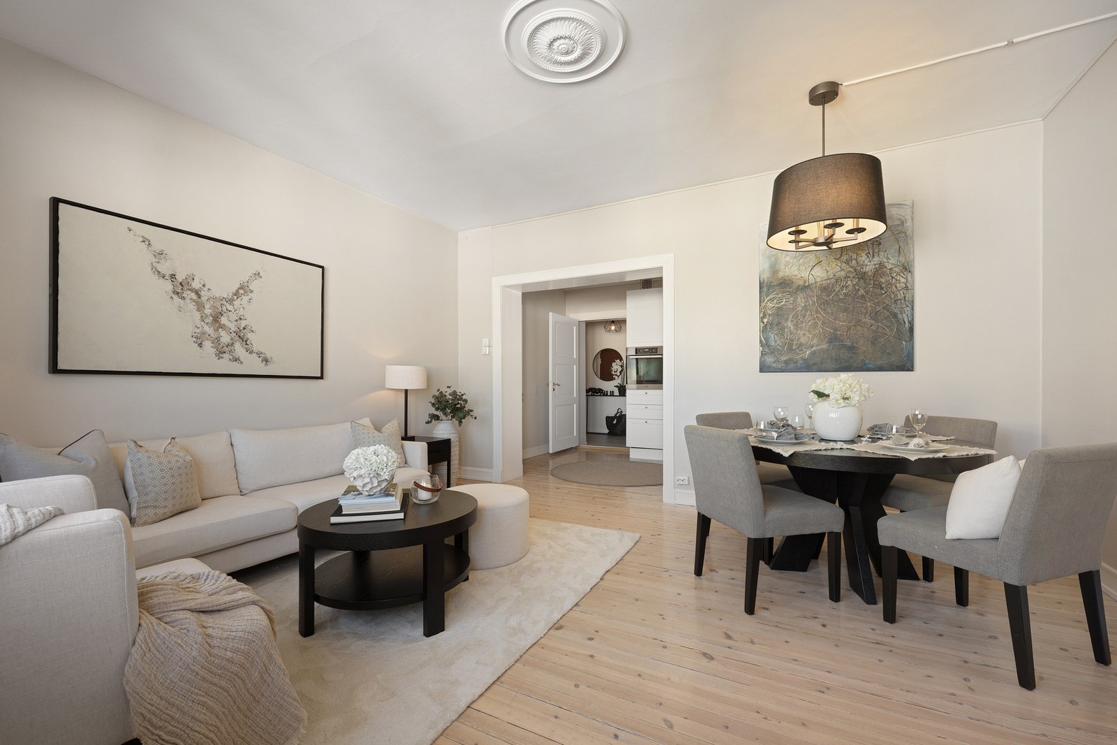 Her er det god plass til både en stor sofagruppe, spisebord og øvrig møblement. Galleribilde