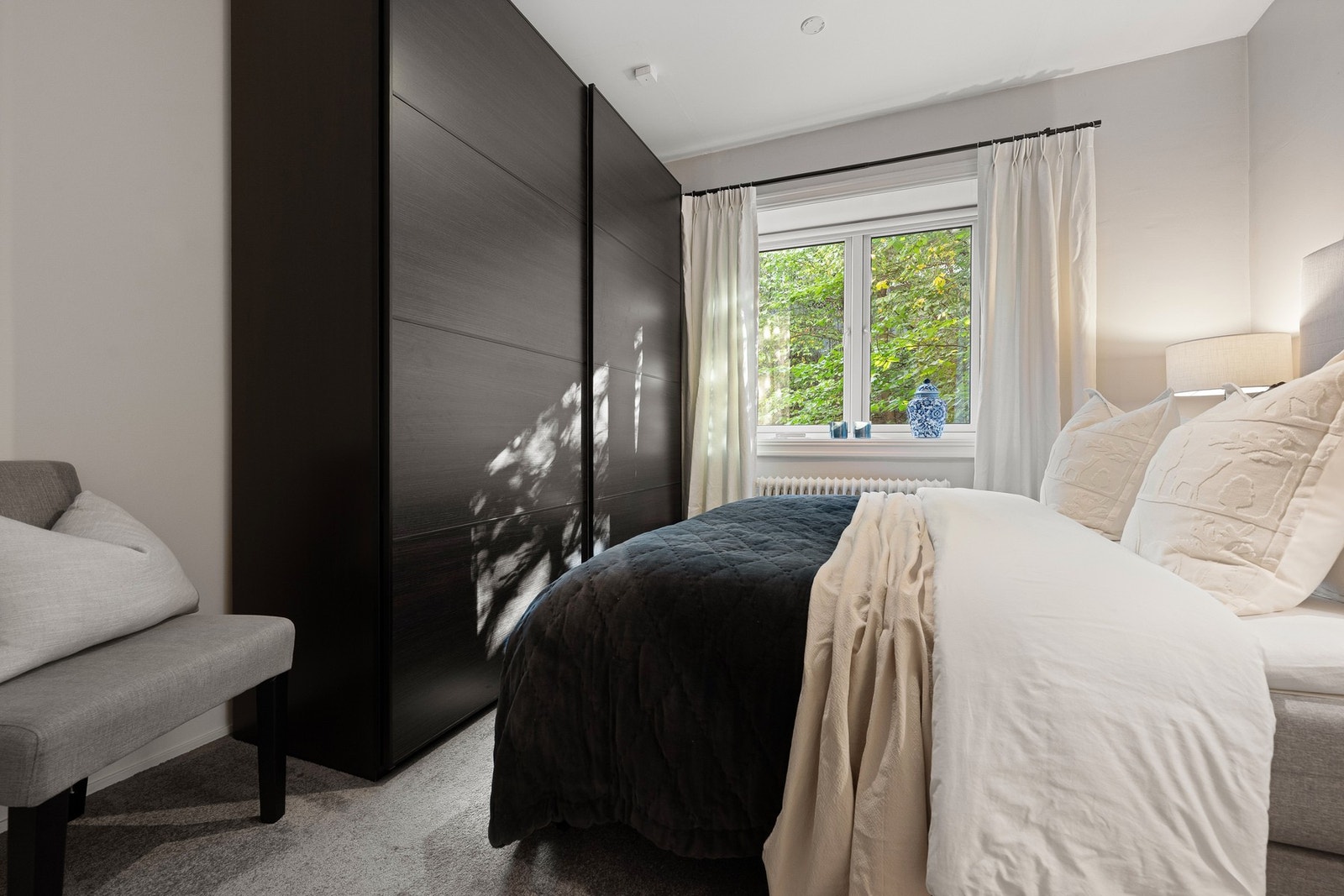 Rommet er oppgradert med nytt gulvteppe, skyvedørsgarderobe, gardiner og garderobeskap, som gir både komfort og svært gode oppbevaringsmuligheter. Galleribilde