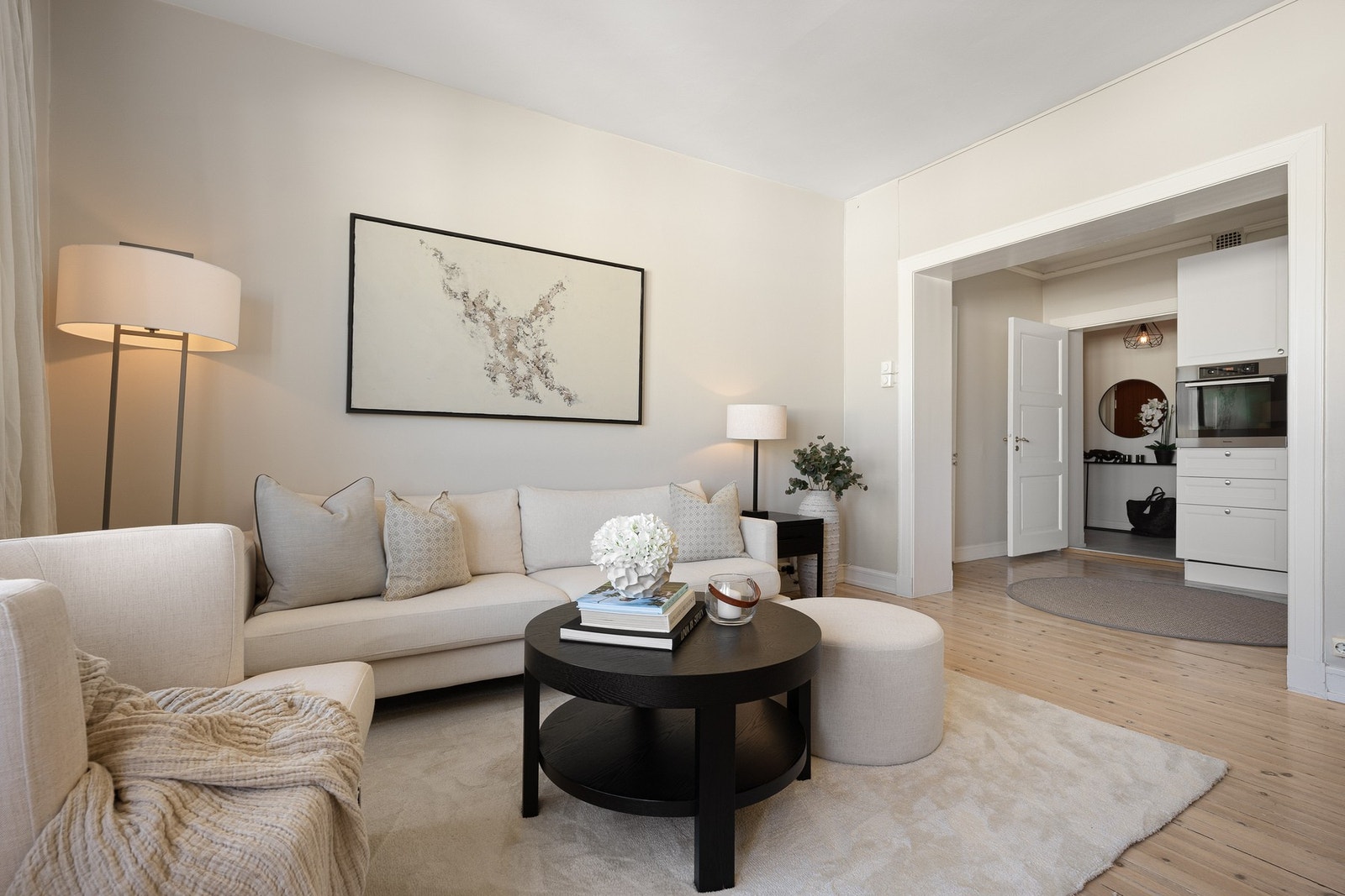 Stuen har klassiske detaljer som takrosett som tilfører særpreg og eleganse, kombinert med moderne oppgraderinger som nye stikkontakter med USB-inngang ved sofaen og nylig opphengte gardiner. Galleribilde