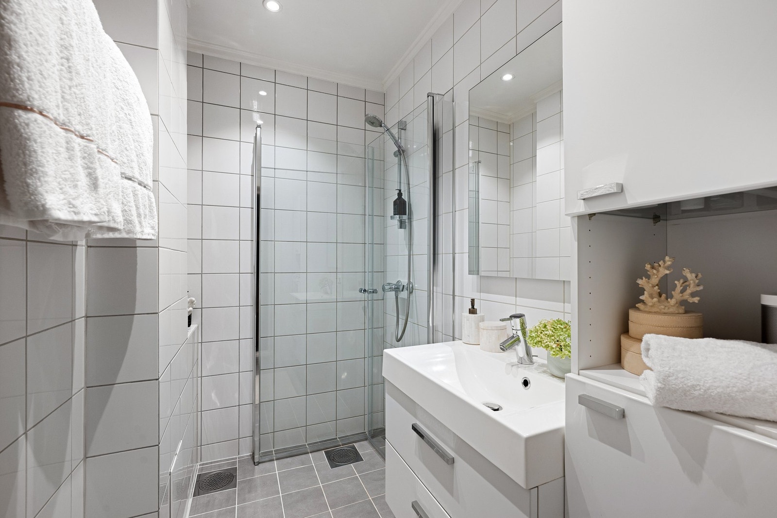 Baderommet fremstår som lyst og tidløst med en gjennomført standard. Selger har nylig oppgradert med ny baderomsvifte og fornyet silikonfugene. Galleribilde