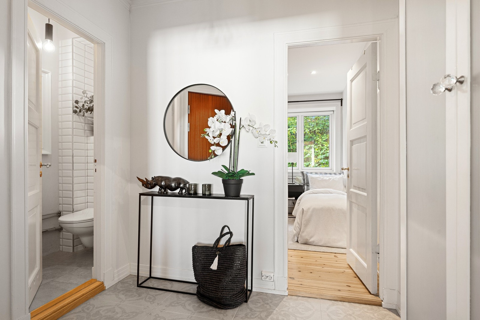 Leiligheten har en romslig og velorganisert entré som gir et godt førsteinntrykk Galleribilde