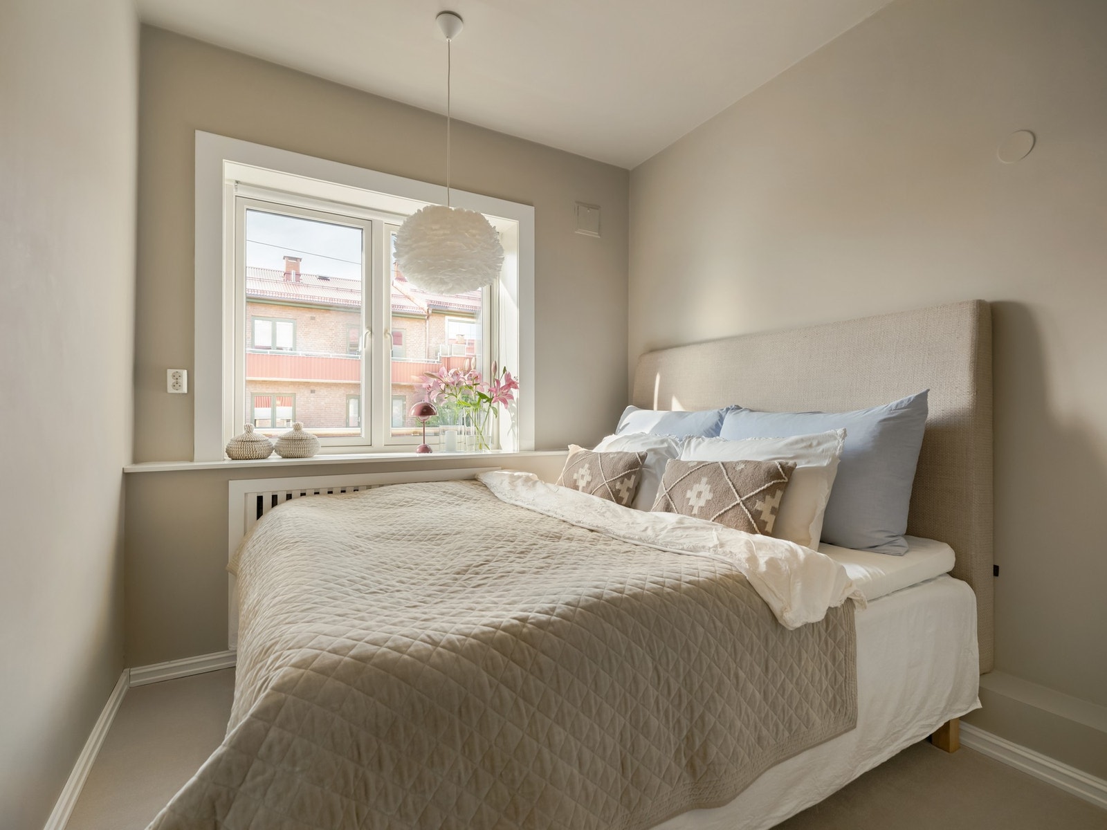 Soverommet er av god størrelse med plass til både stor dobbeltseng og garderobeskap. Galleribilde