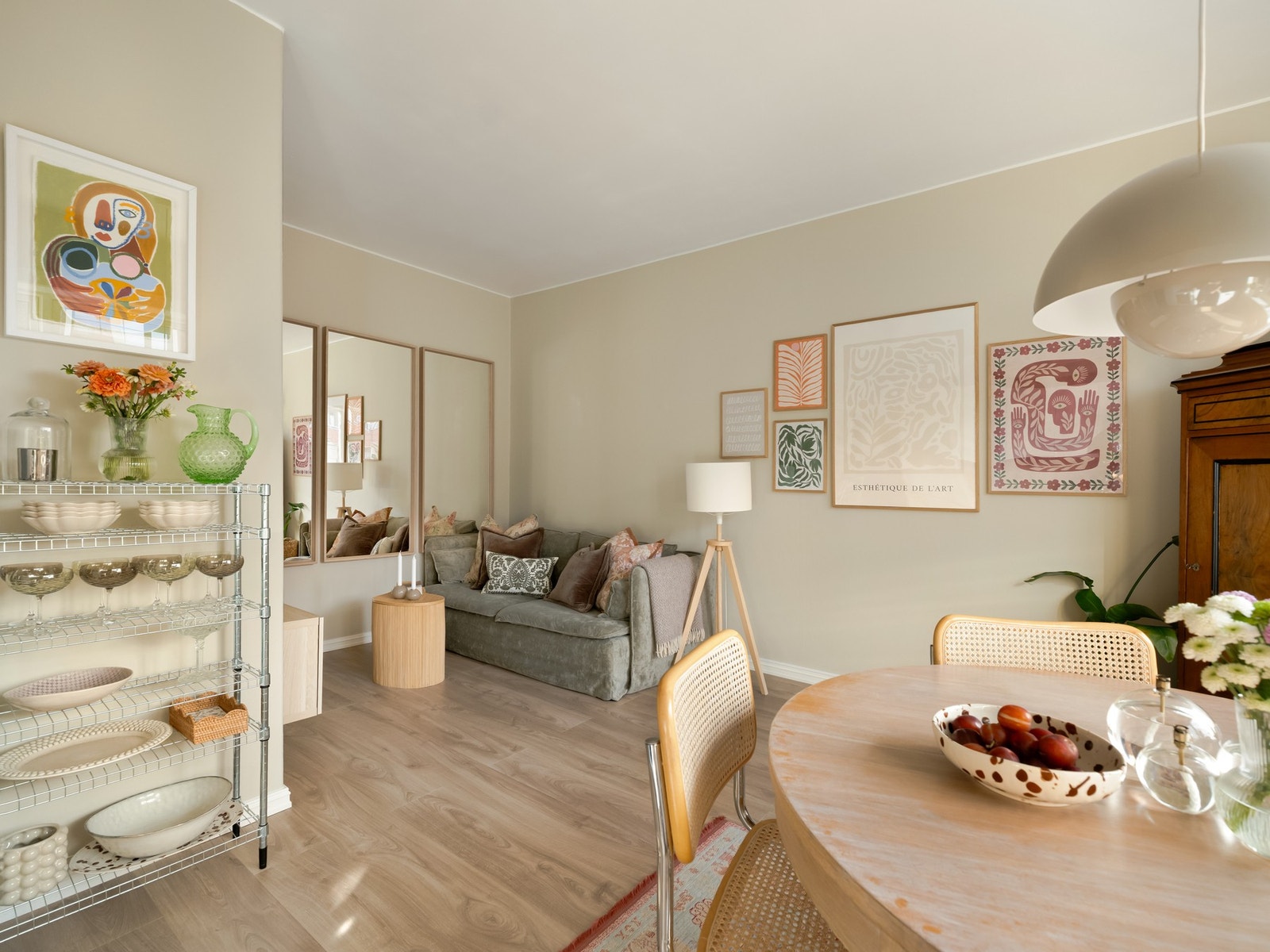 Den L-formede planløsningen gir en perfekt tv-krok med god plass til sofa og bord. Galleribilde