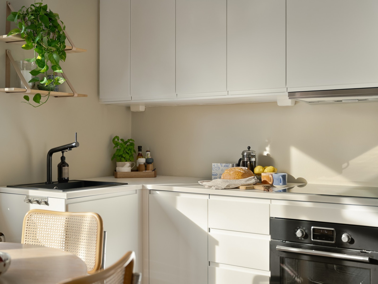 Innredning består av glatte fronter med integrerte håndtak, laminat benkeplater, integrert koketopp, stekeovn og kjøl/frys. Galleribilde