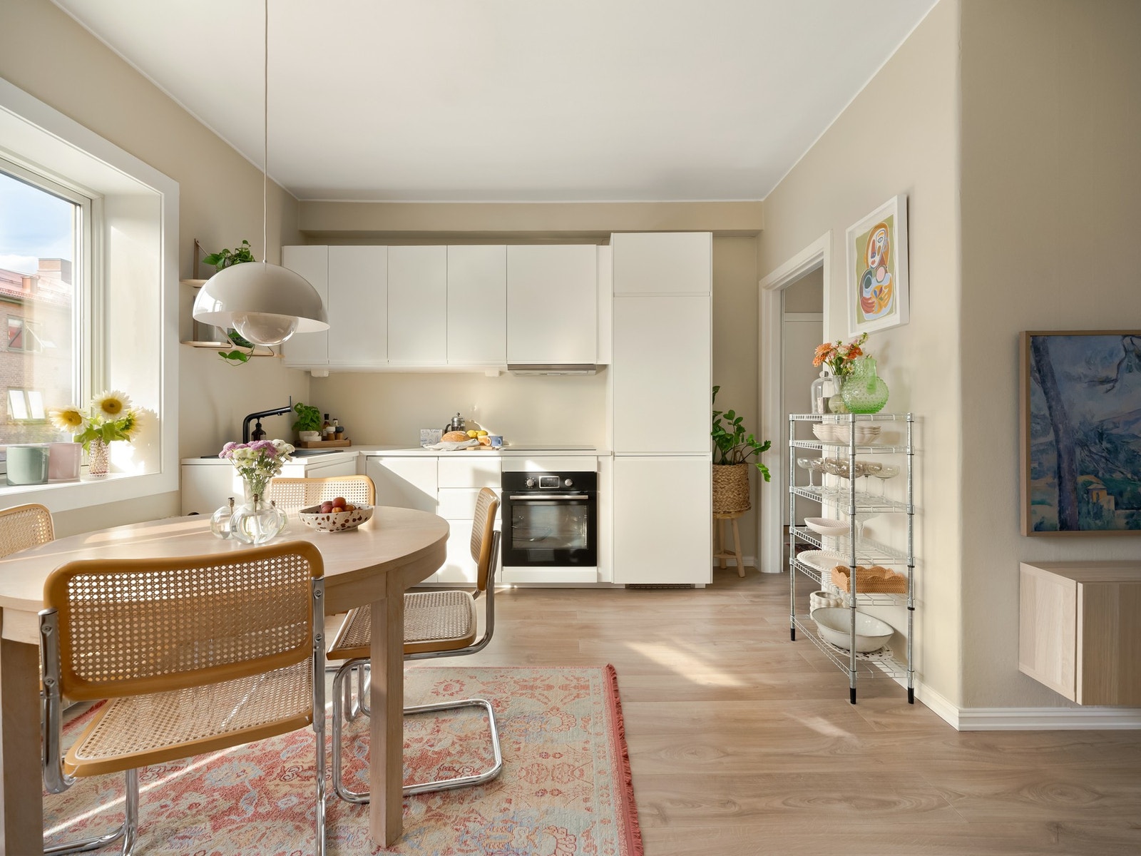 Planlønsingen er åpen, men likevel uten at kjøkkenet ligger for tett på sofahjørnet. Galleribilde