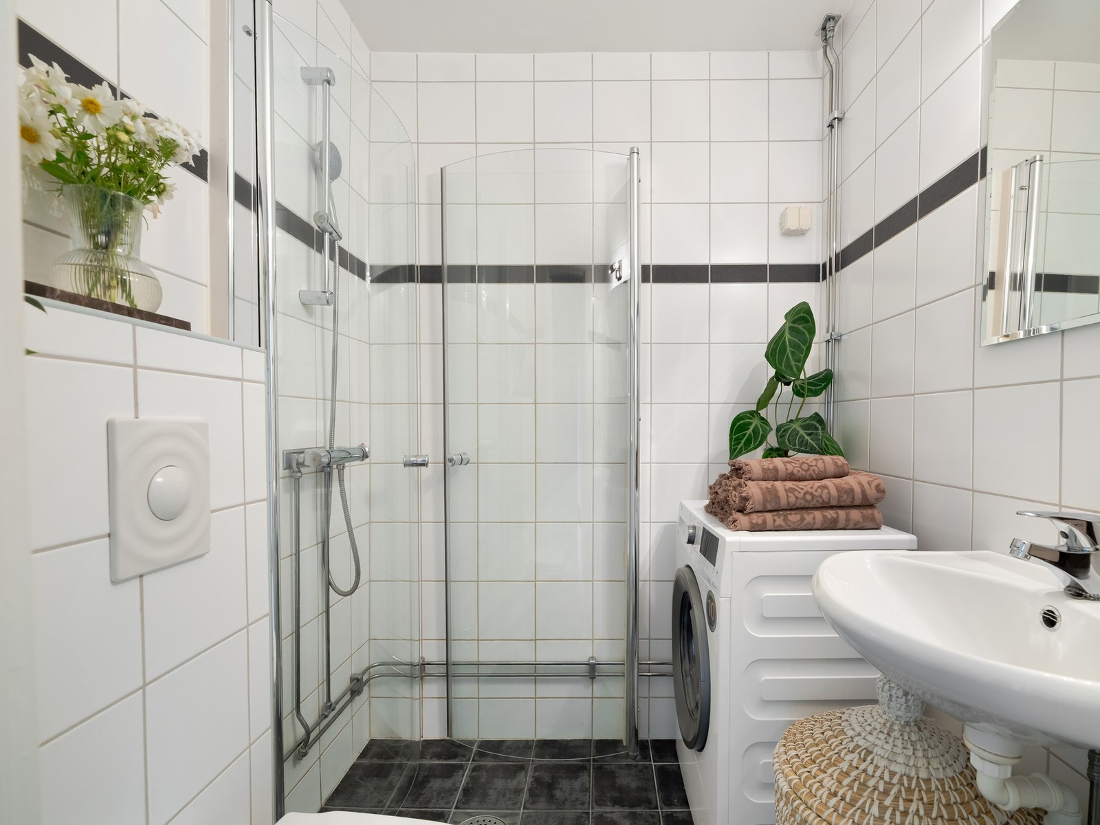 Baderommet er lyst og fint og ble sist pusset opp i 2006 i regi av borettslaget. Galleribilde