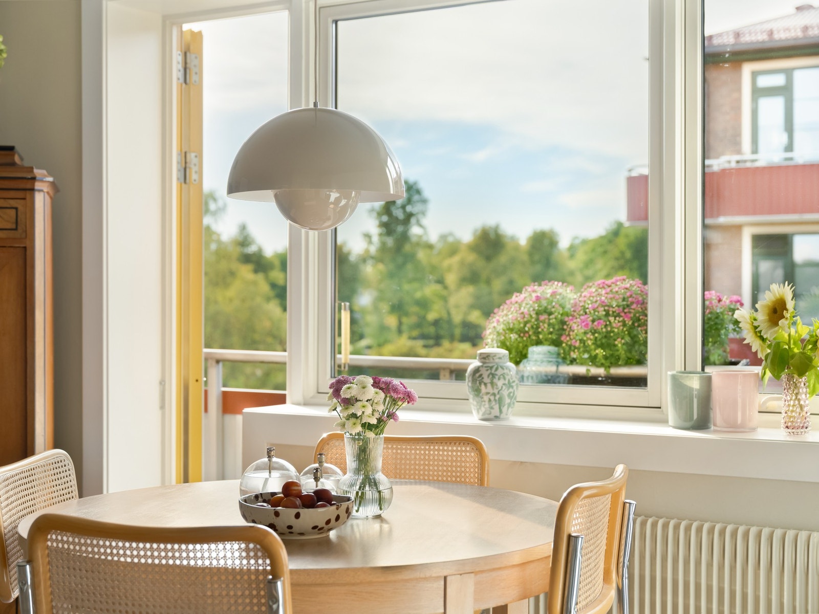 Den geniale planløsningen gir rommet god plass til spisebord ved vinduet. Galleribilde