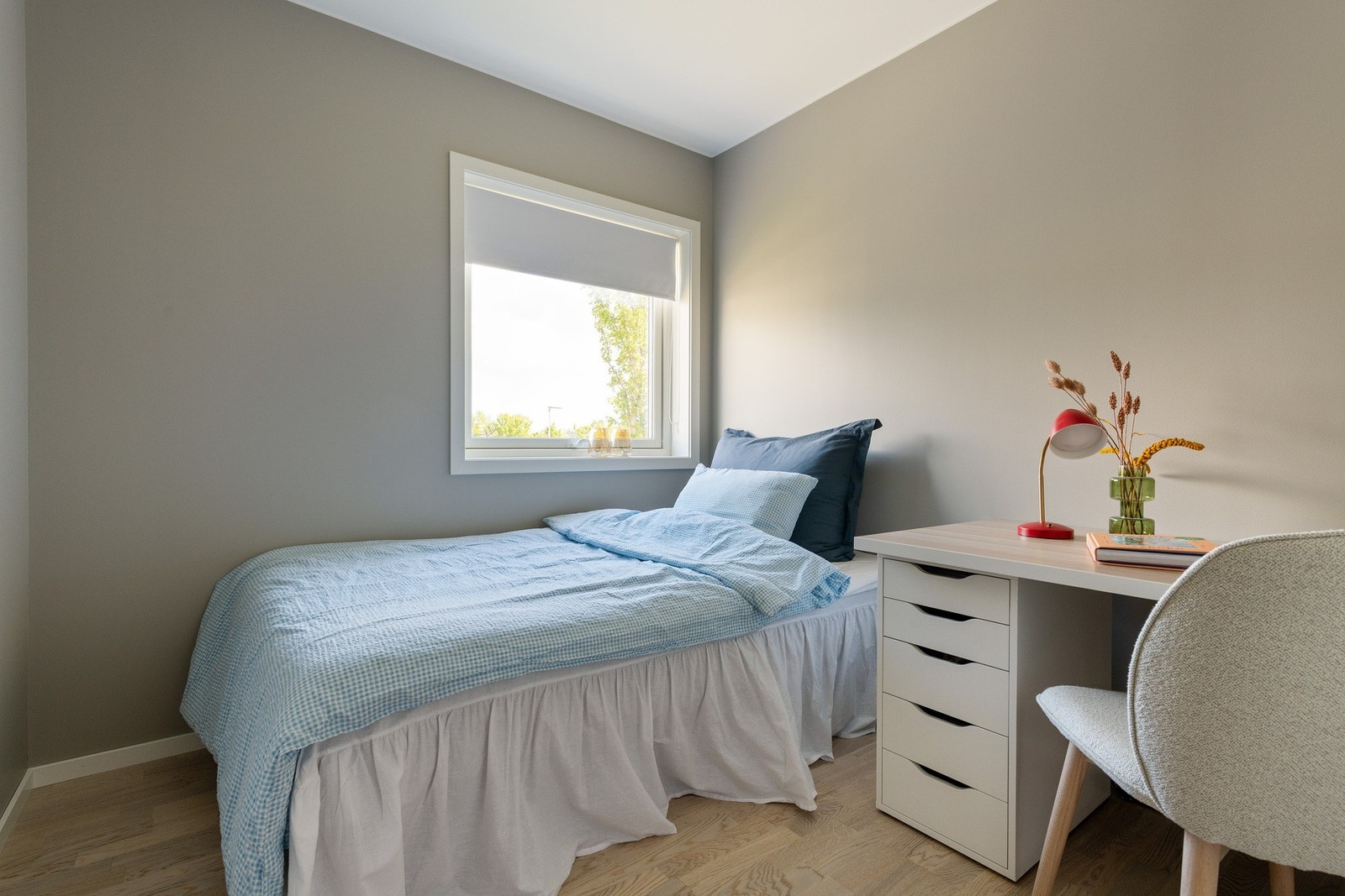 Soverommene ligger vegg-i-vegg og har like overflater som øvrige rom. Galleribilde