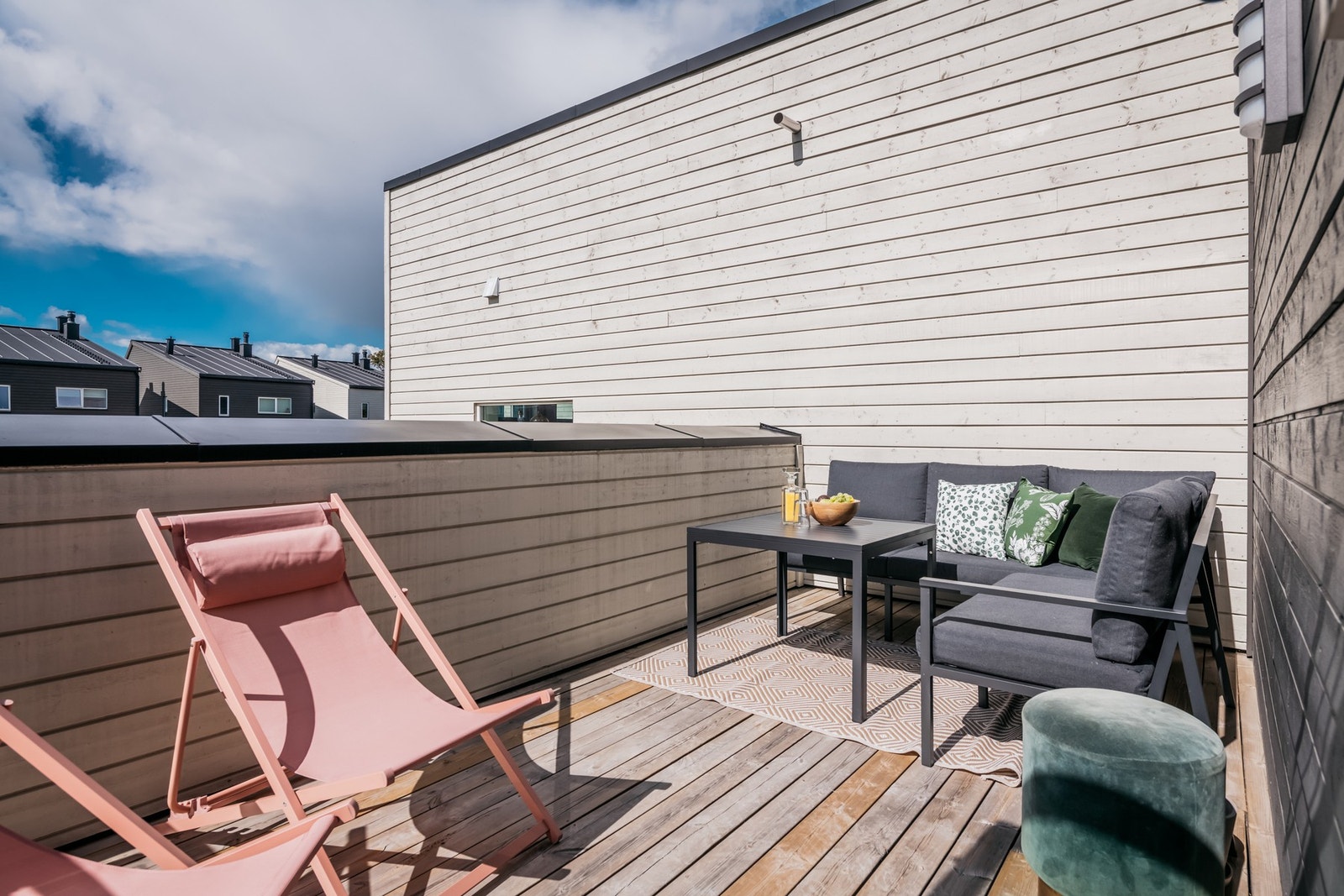 Leiligheten har en vestvendt takterrasse på ca. 12 kvm med gode solforhold. Takterrassen er et lunt og avslappende uterom, skjermet av tett rekkverk og byggets utforming. Galleribilde