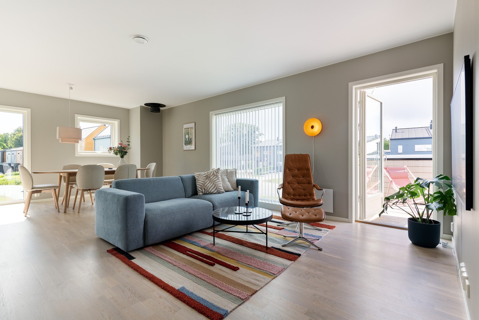 Leiligheten har en innbydende stue med store vinduer som gir flott lysinnslipp fra to himmelretninger. Galleribilde