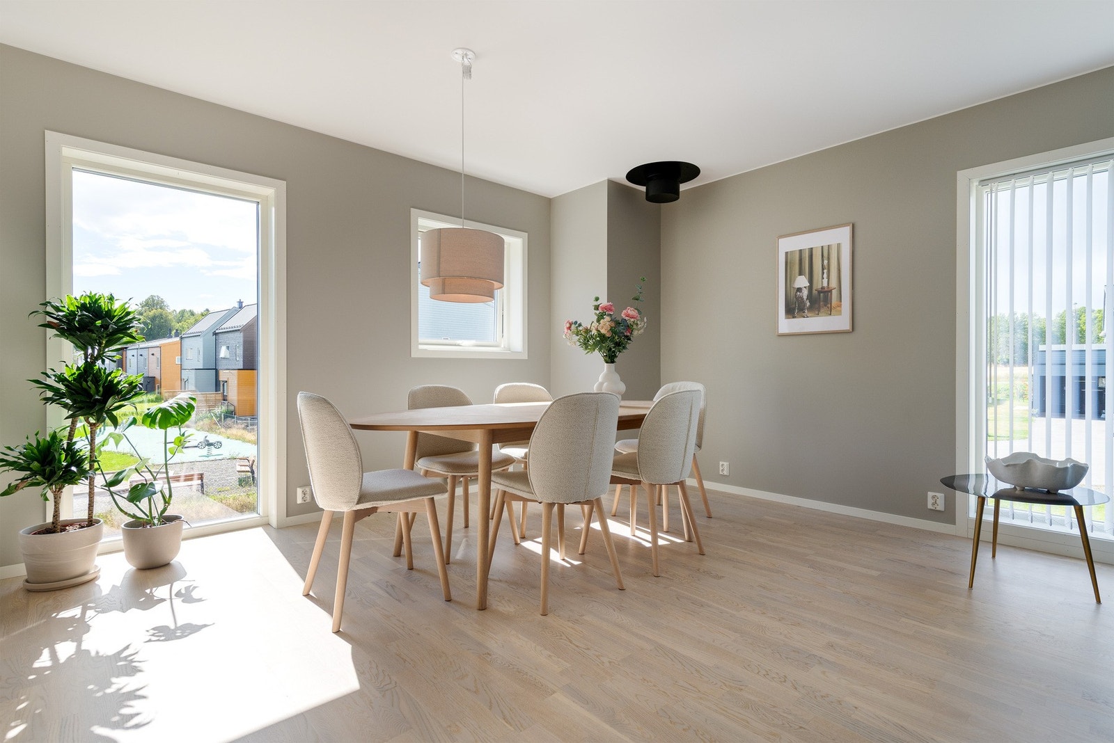 Stuen har åpen og sosial planløsning med spiseplassen naturlig plassert i overgangen til kjøkkenet. Galleribilde