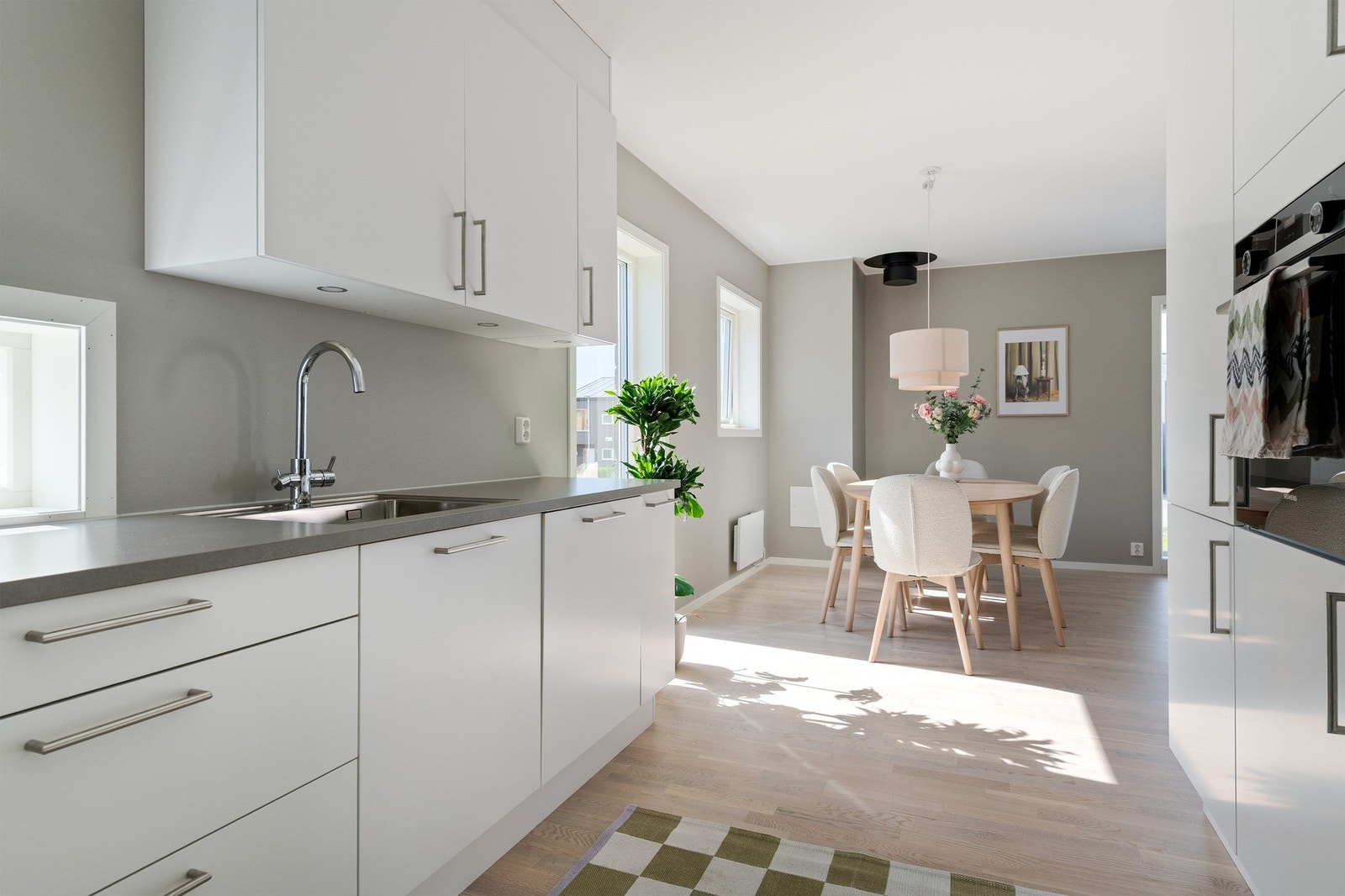 Kjøkkenet er godt utstyrt med integrerte hvitevarer, mye oppbevaringsplass og planlimt oppvaskkum. Galleribilde