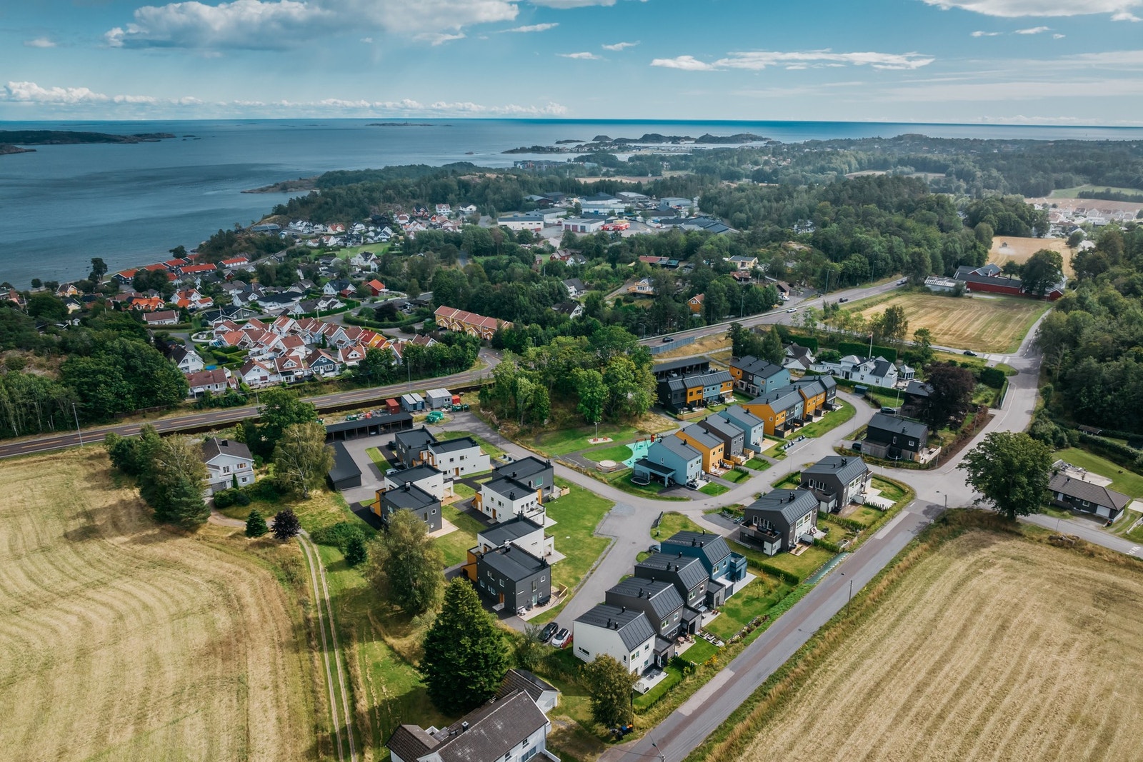 Naturskjønne- og solrike omgivelser, med kort avstand til sjøen. Kort vei til både Stavern og Larvik. Galleribilde