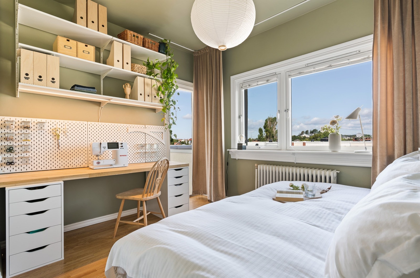 Dette soverommet er orientert i motsatt retning i forhold til hovedsoverommet; i nordlig retning og mot bakgården. Galleribilde