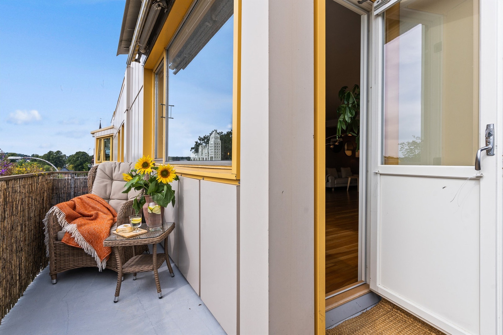 Leiligheten har balkong på begge sider som gir mulighet til å tilpasse etter vær og vind samt solens gang gjennom dagen. Galleribilde