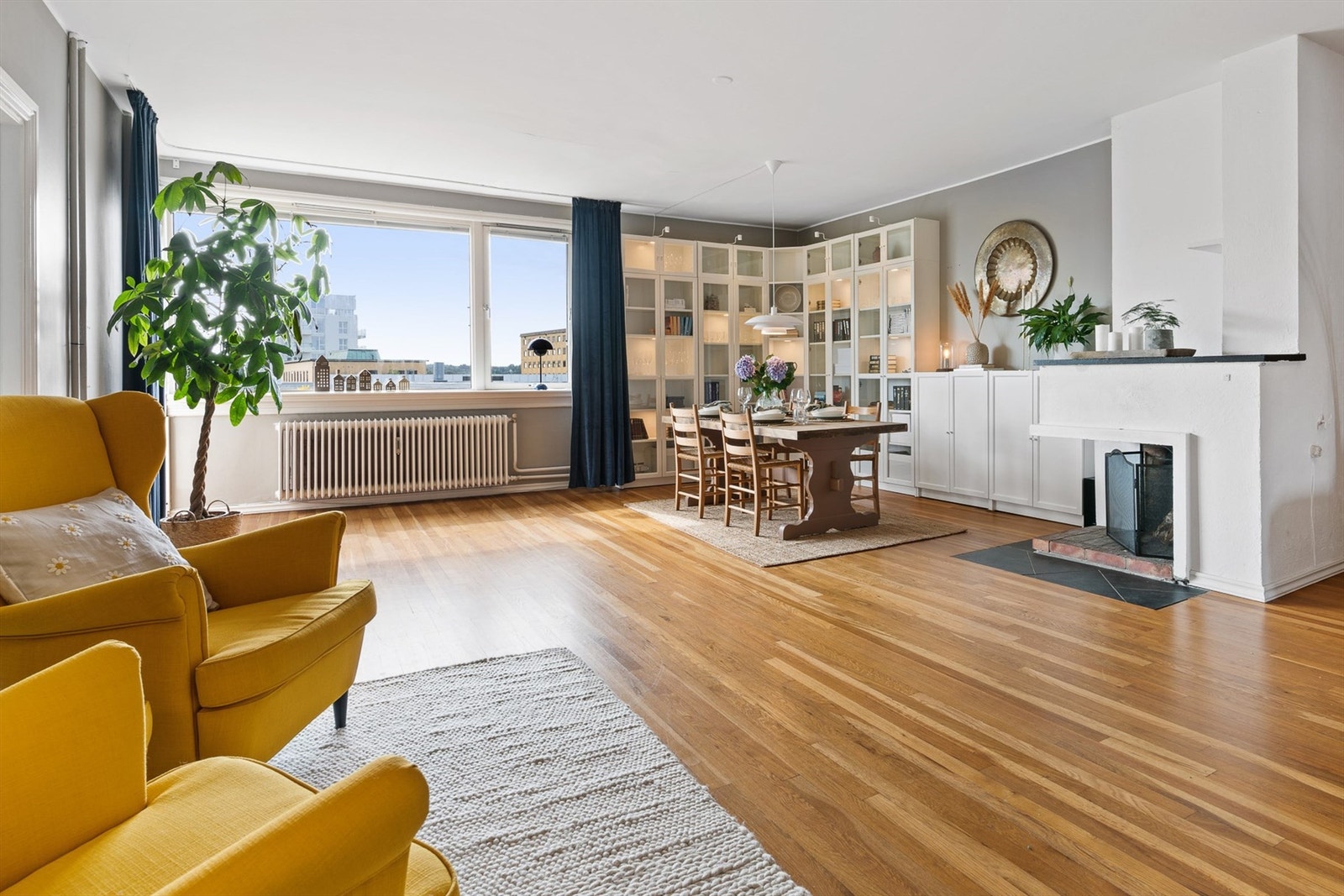 Stuen har hele 45 kvm. som gir mulighet for flere sittegrupper. Galleribilde