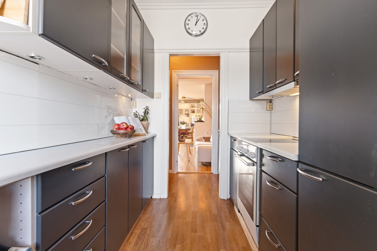 Kjøkkeninnredning er bruksvennlig utformet med motstående benker og mange oppbevaringsmuligheter for utstyr til daglig bruk. Galleribilde