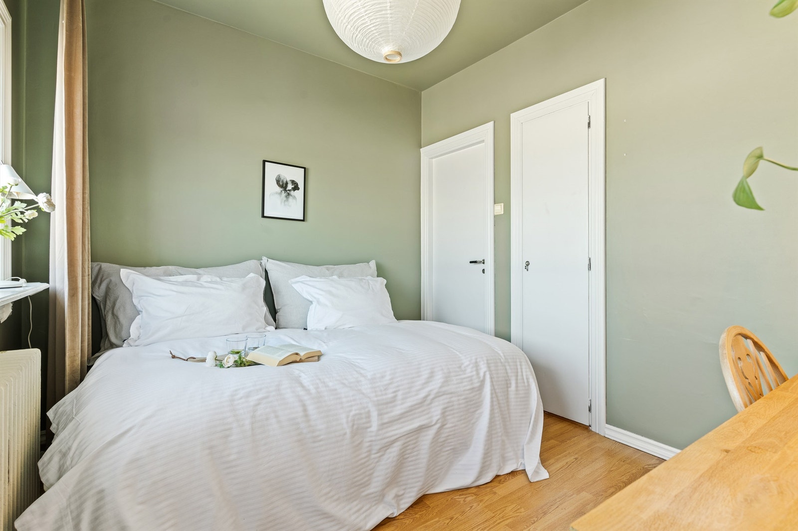 Med ca. 9 kvm. er dette et stort barne-/gjesterom. Kott bak dør til høyre. Galleribilde