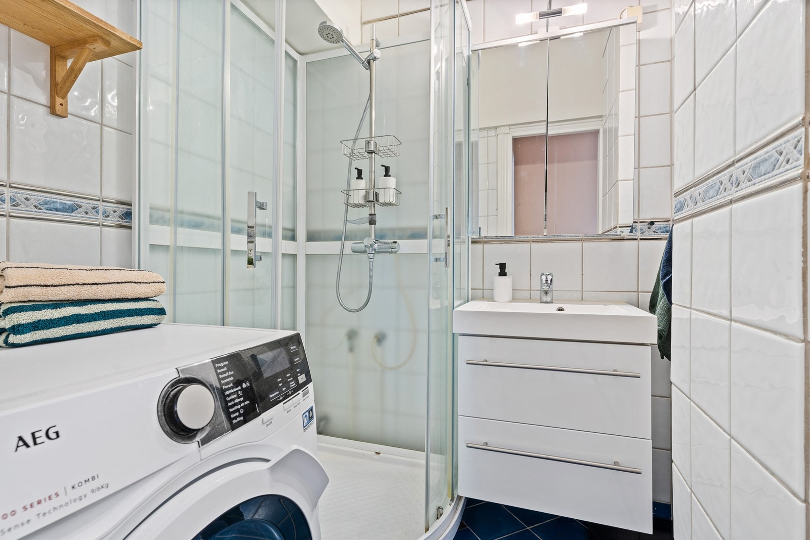 Badets areal er svært godt utnyttet, blant annet med dusjkabinett som begrenser vannpåkjenning på gulv og vegger. Galleribilde