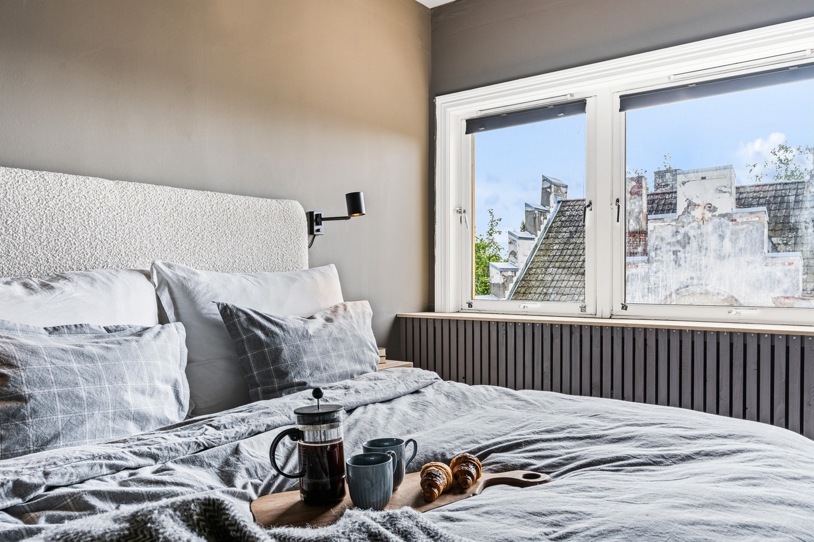 Soverommene er orientert i hver sin retning av den gjennomgående romløsningen, hovedsoverommet mot syd. Galleribilde