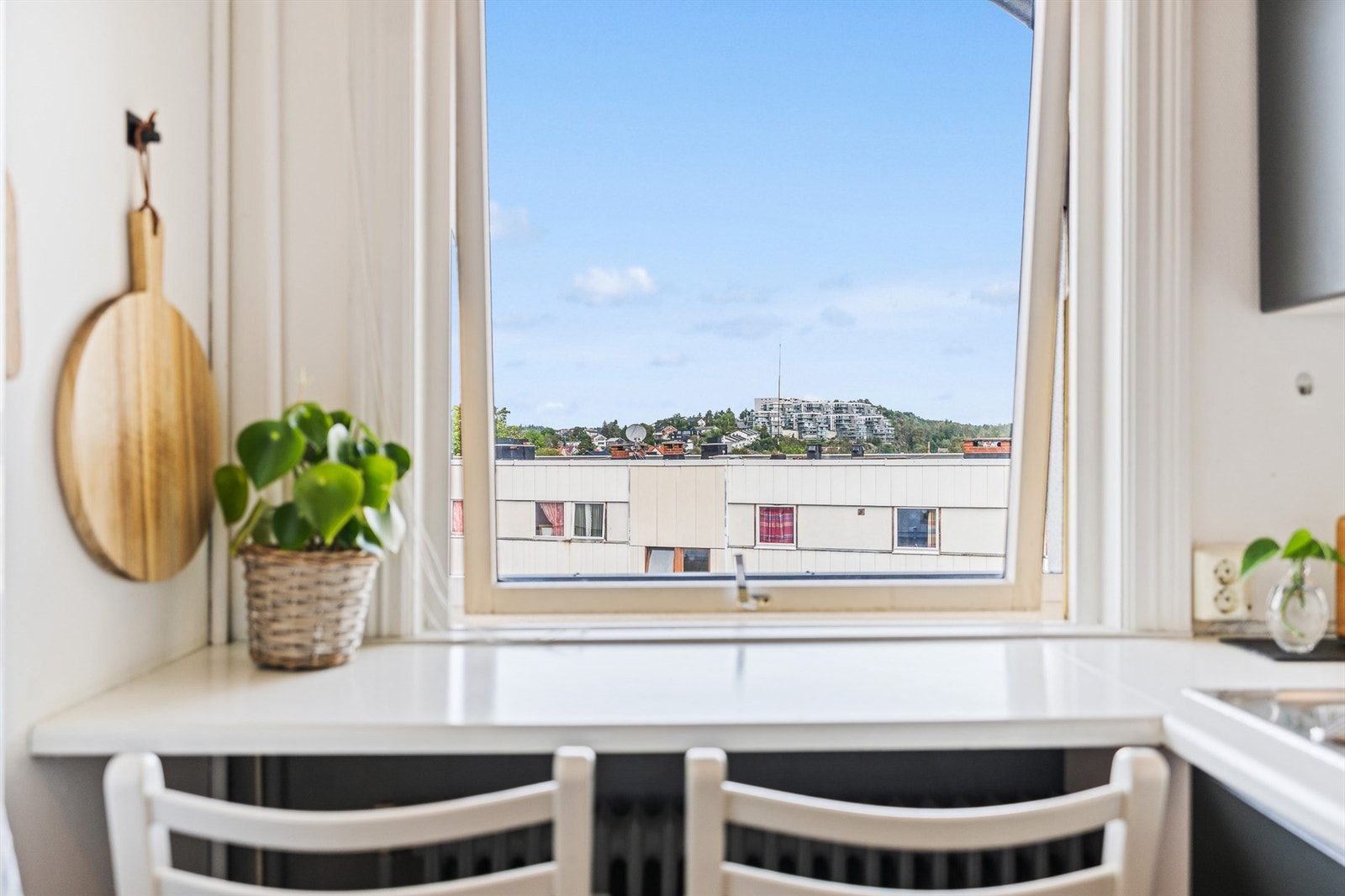 Kjøkkenets smarte barløsning har flott utsikt i nordlig retning Galleribilde