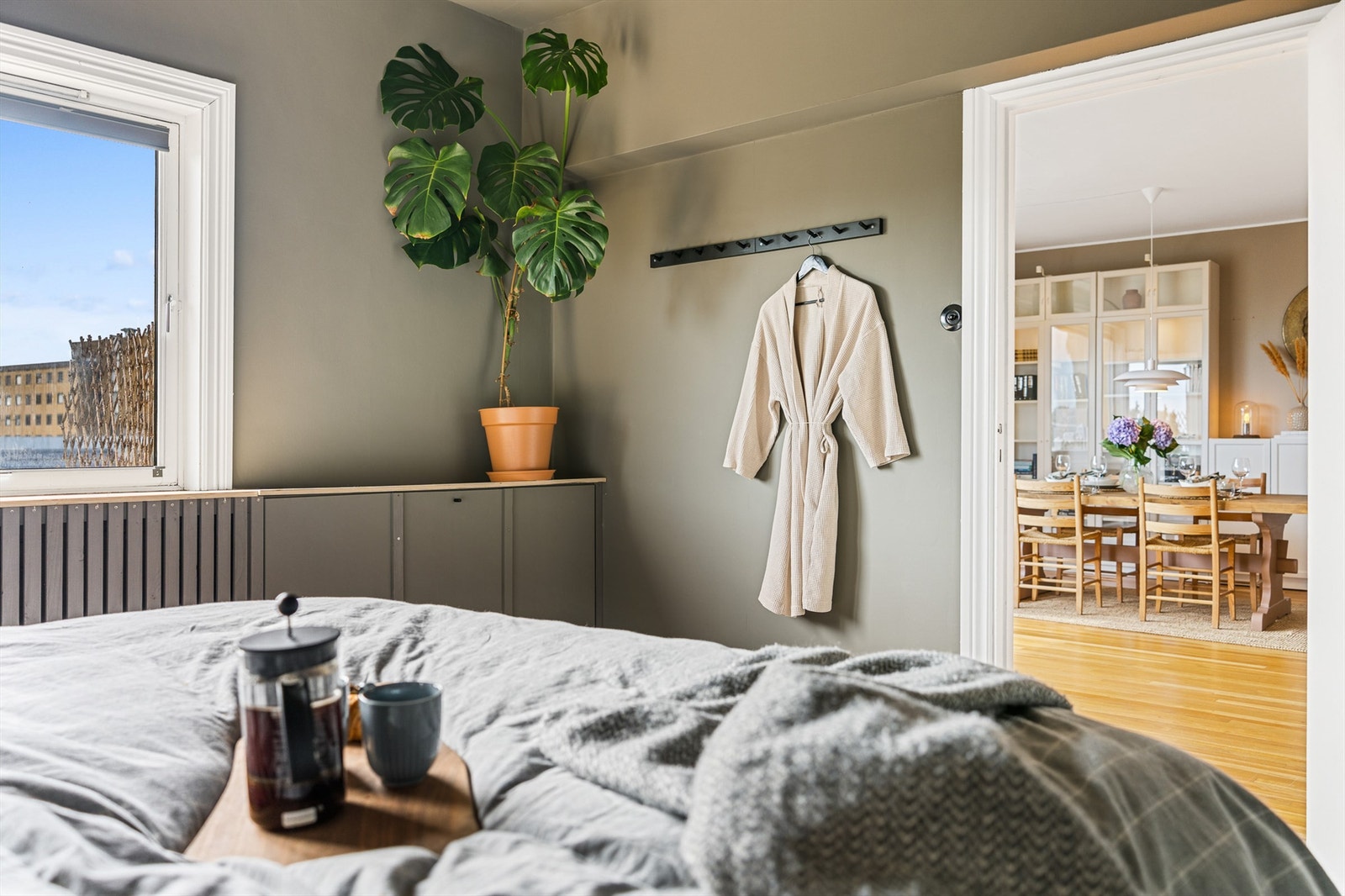 Hovedsoverommet er lett tilgjengelig, rett fra stuen. Galleribilde