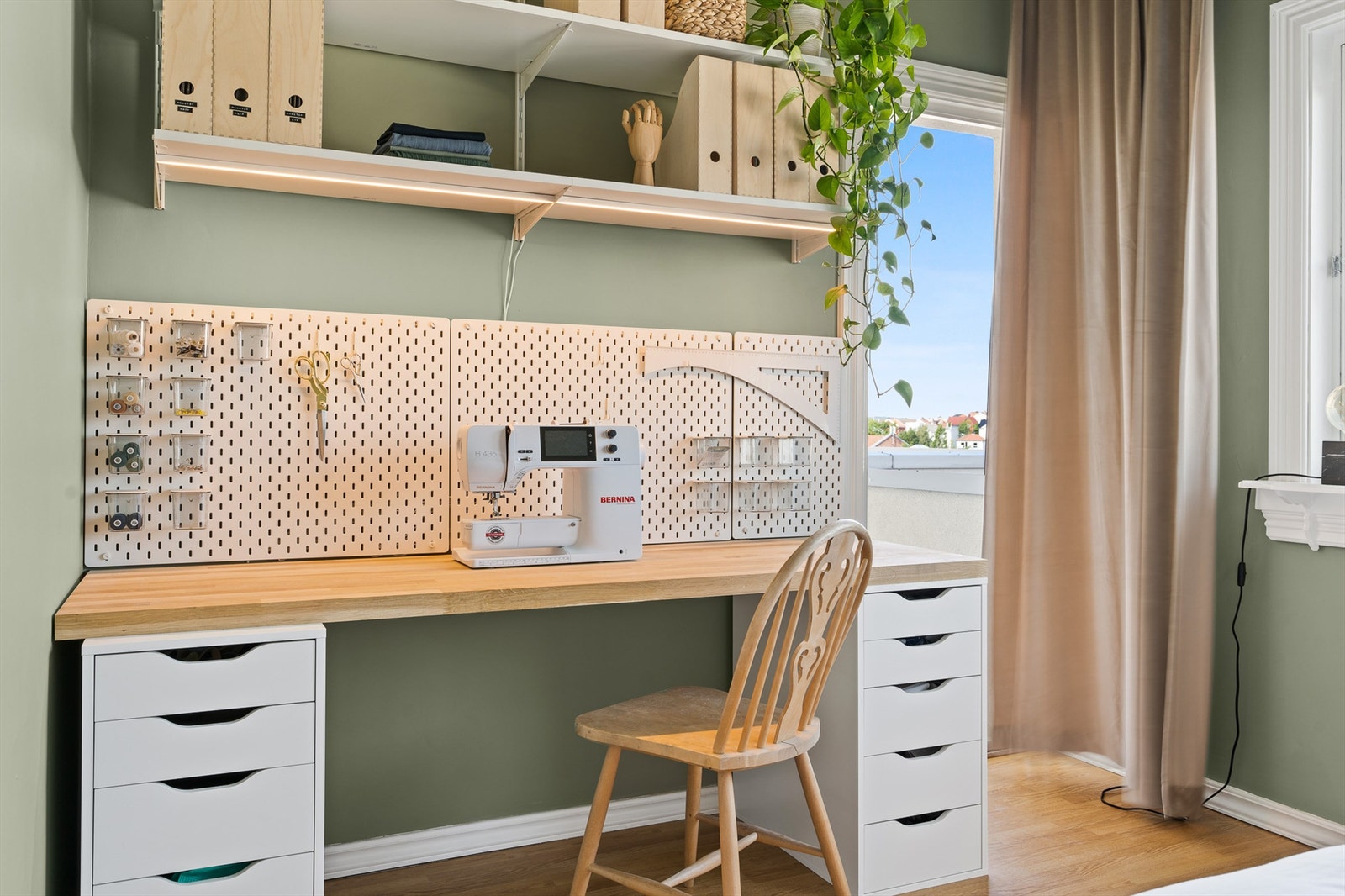 Arealet gjør det mulig å benytte barne-/gjesterommets også som en sekundær stue. Galleribilde