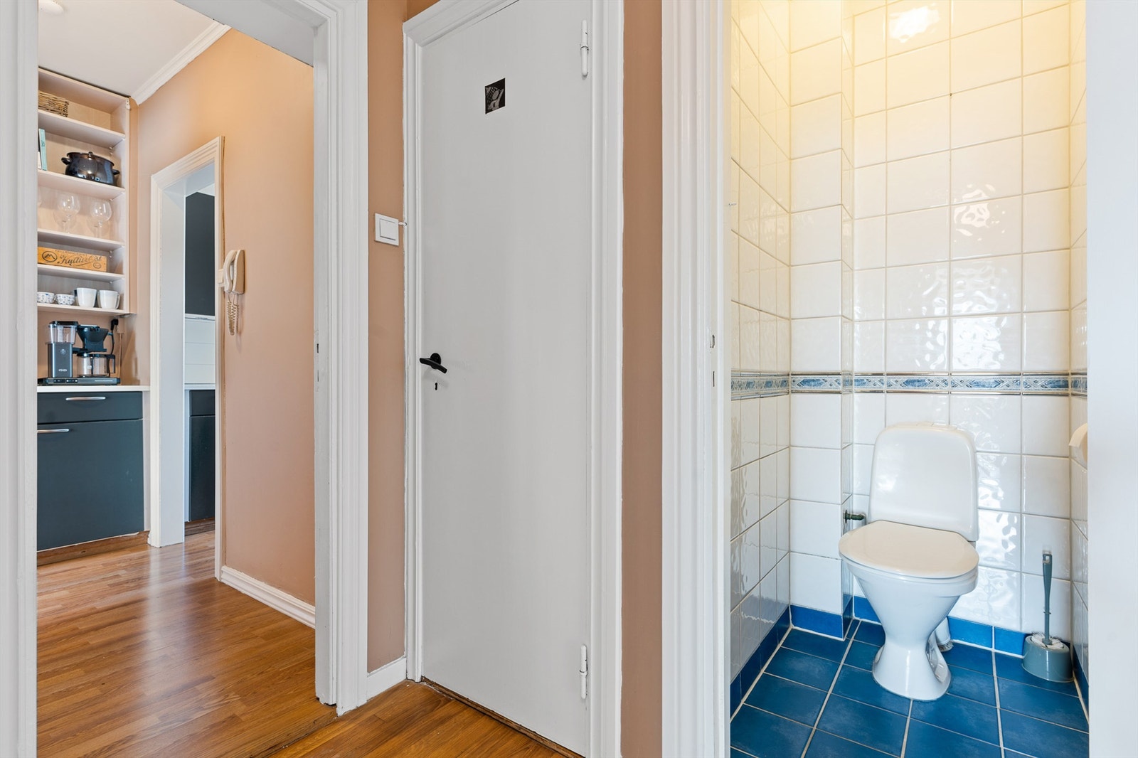 Badet og toalettrommet er begge tilgjengelig rett fra entreen. Galleribilde