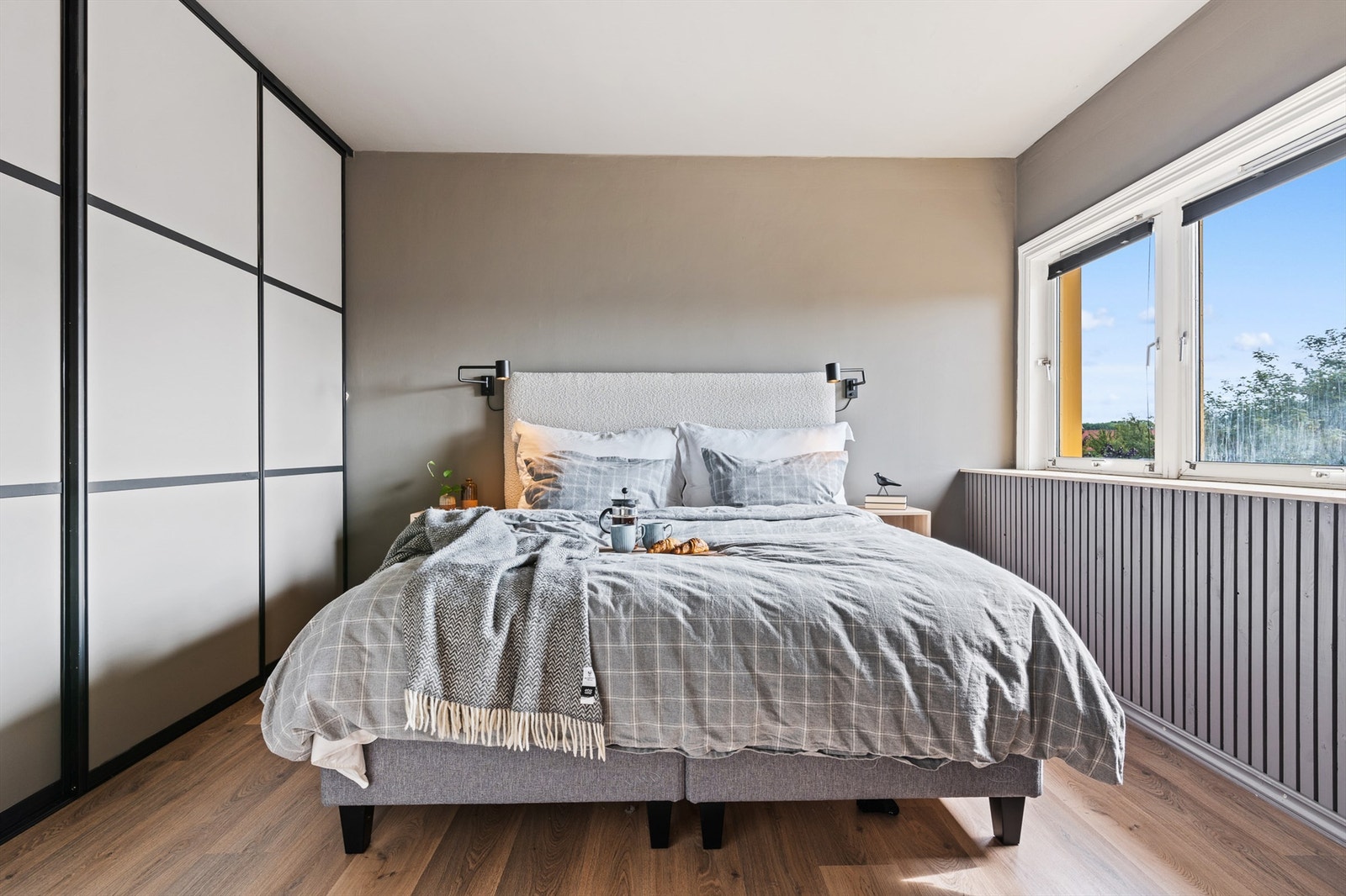 Hovedsoverommet er pusset opp med nytt laminatgulv, innkassing av radiator og maling av himlingen. Galleribilde