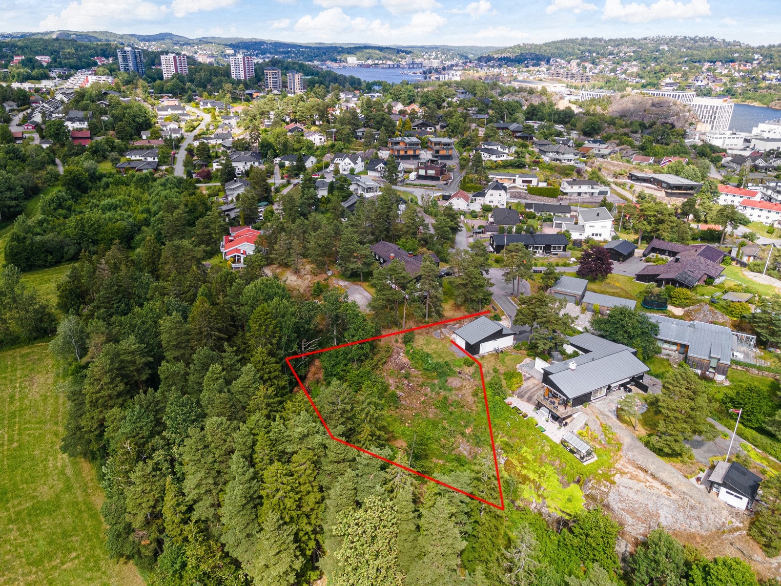 Syd for byen bor man i fredelige omgivelser med både marka og sjøen i nærheten (ca tomtegrenser) Galleribilde